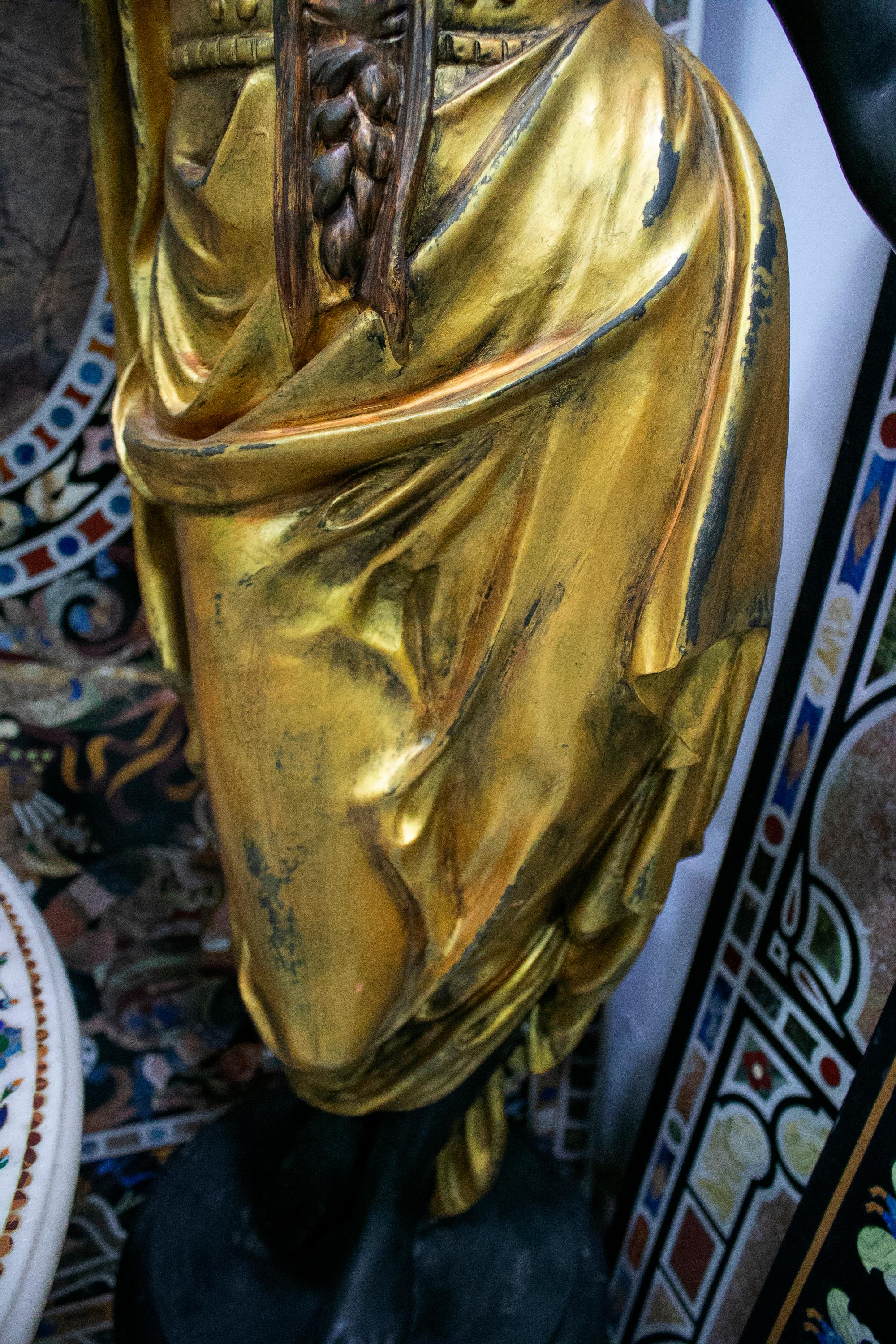 Paar lebensgroße Stehlampen mit weiblicher Statue aus vergoldeter Bronze auf Sockel, Paar im Zustand „Gut“ im Angebot in Marbella, ES