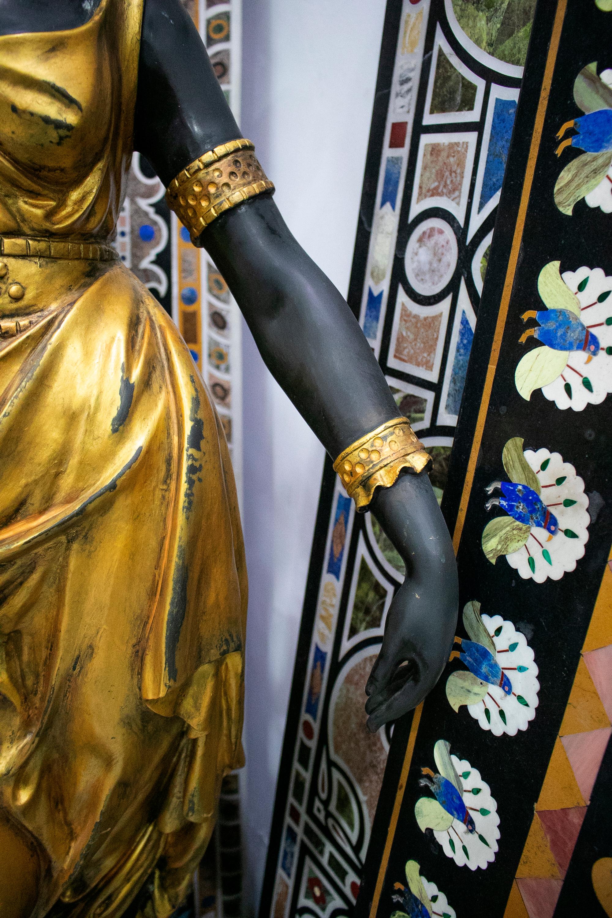 Paar lebensgroße Stehlampen mit weiblicher Statue aus vergoldeter Bronze auf Sockel, Paar (20. Jahrhundert) im Angebot