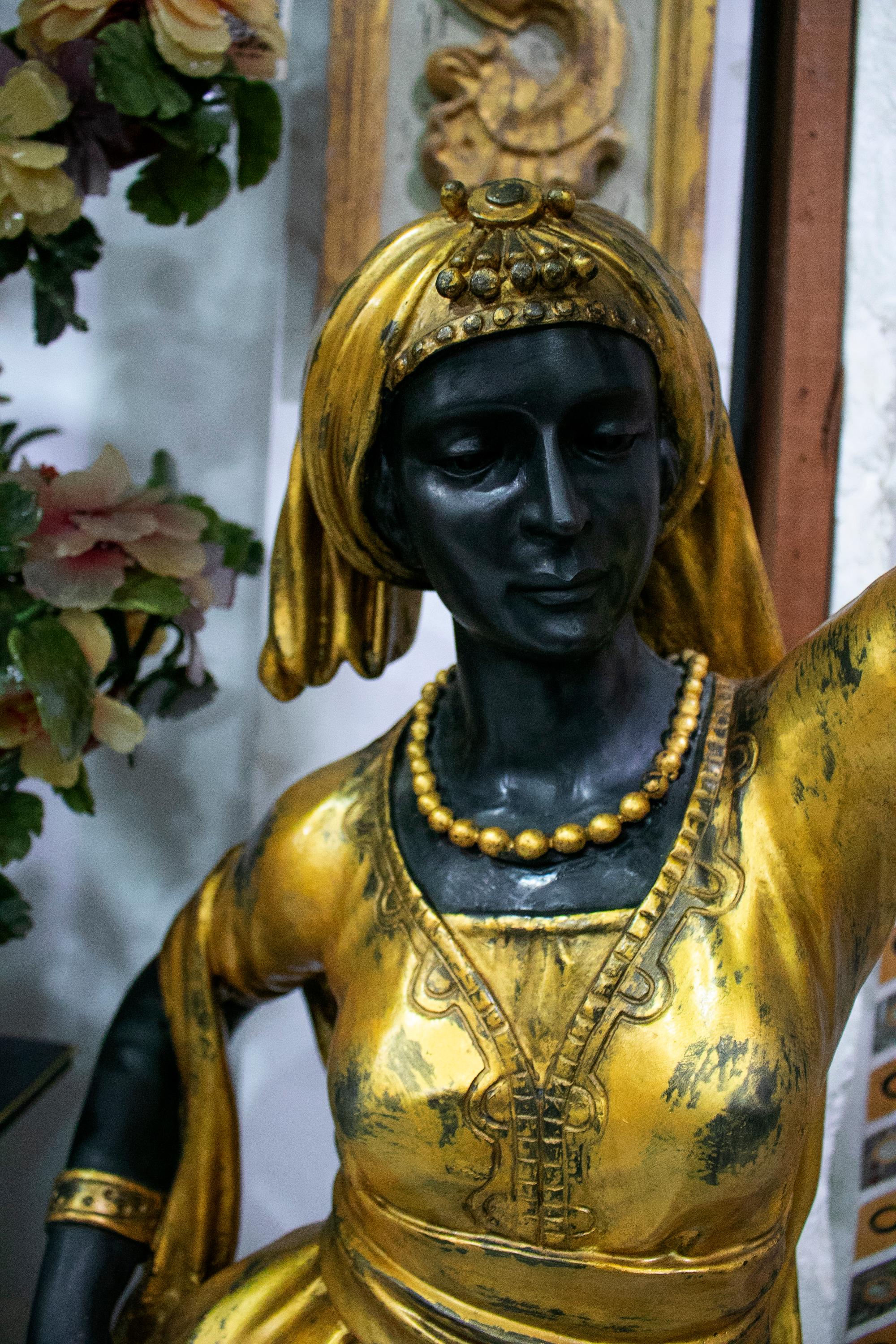 Paar lebensgroße Stehlampen mit weiblicher Statue aus vergoldeter Bronze auf Sockel, Paar im Angebot 2