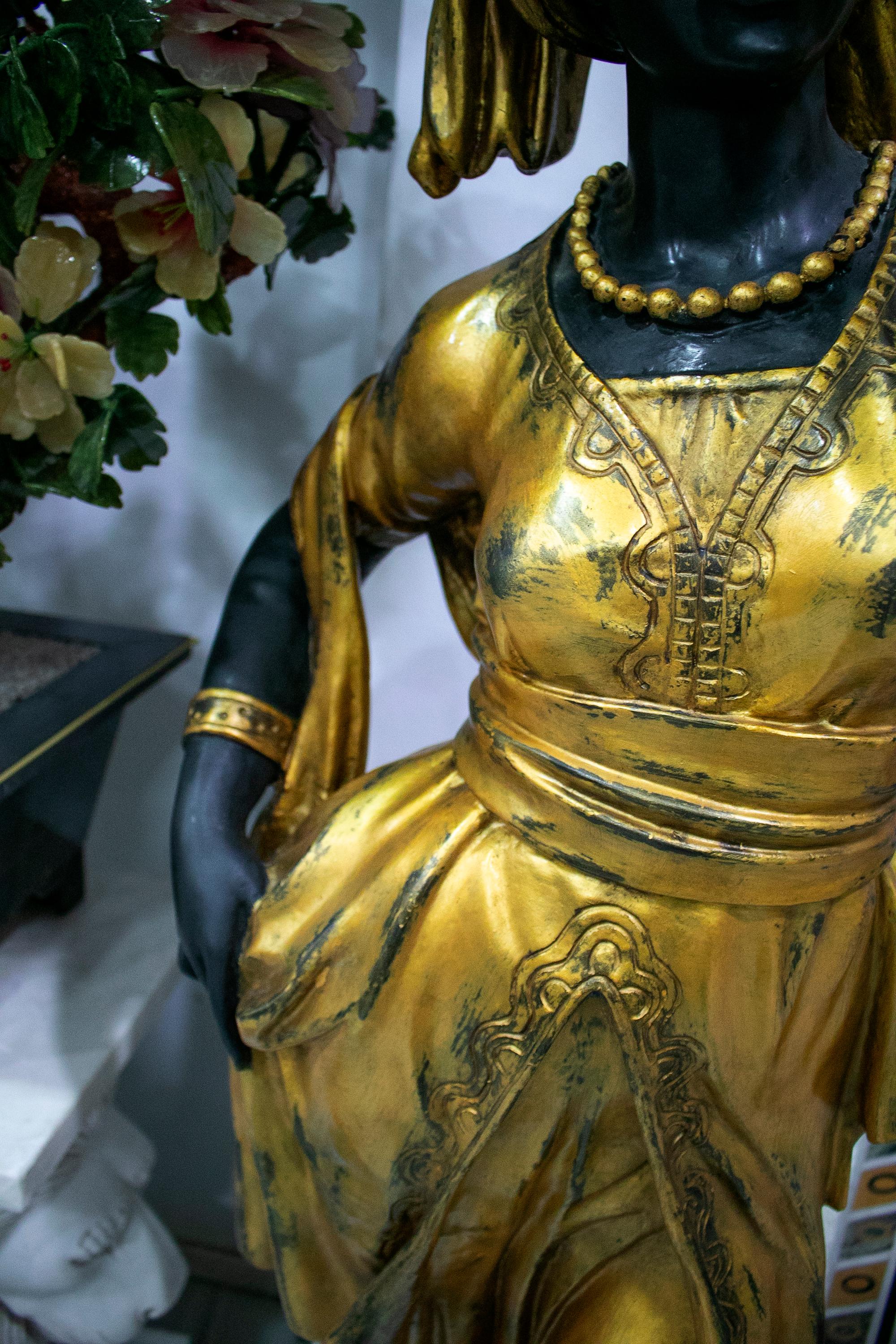 Paar lebensgroße Stehlampen mit weiblicher Statue aus vergoldeter Bronze auf Sockel, Paar im Angebot 3