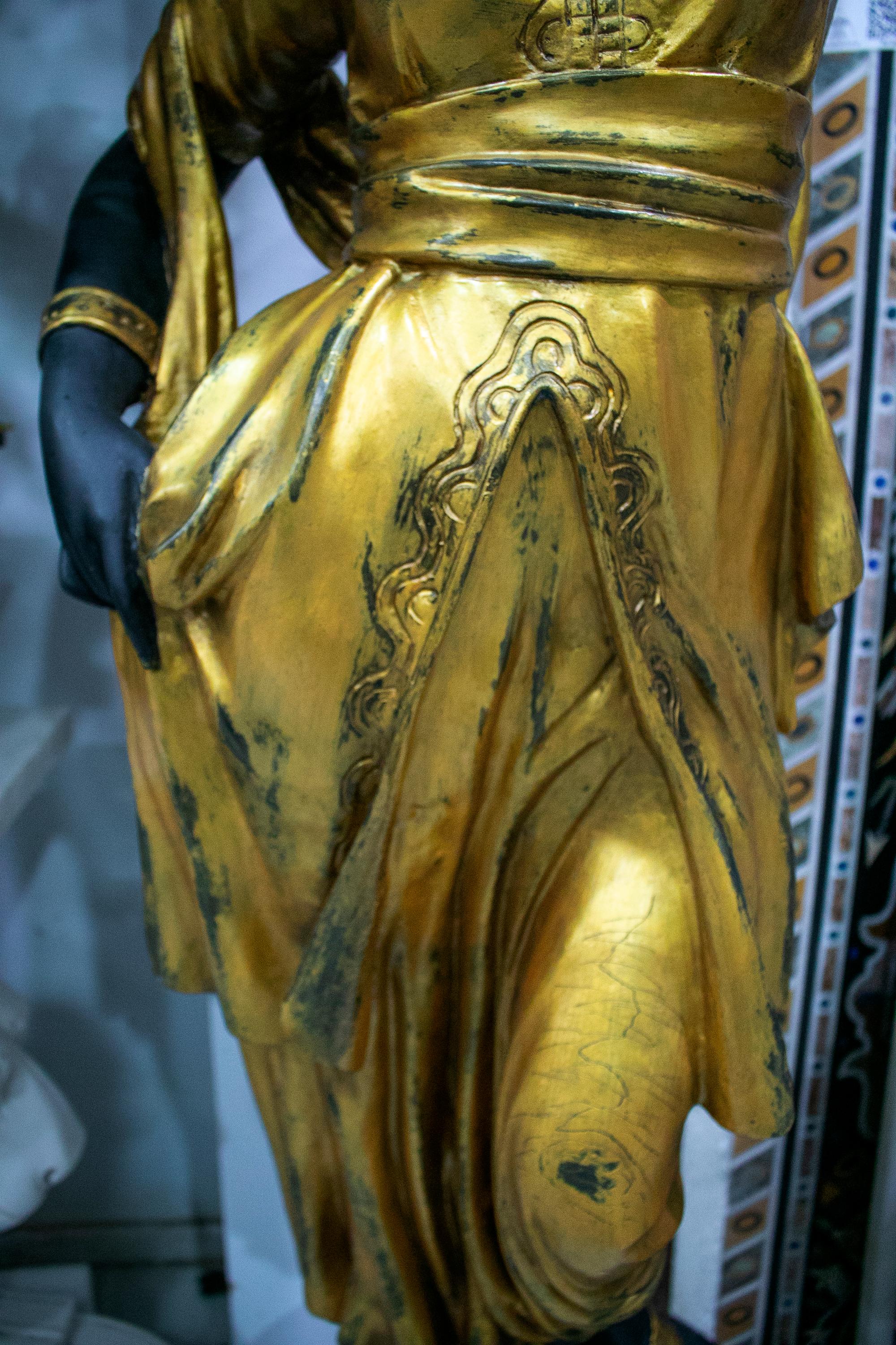 Paar lebensgroße Stehlampen mit weiblicher Statue aus vergoldeter Bronze auf Sockel, Paar im Angebot 4