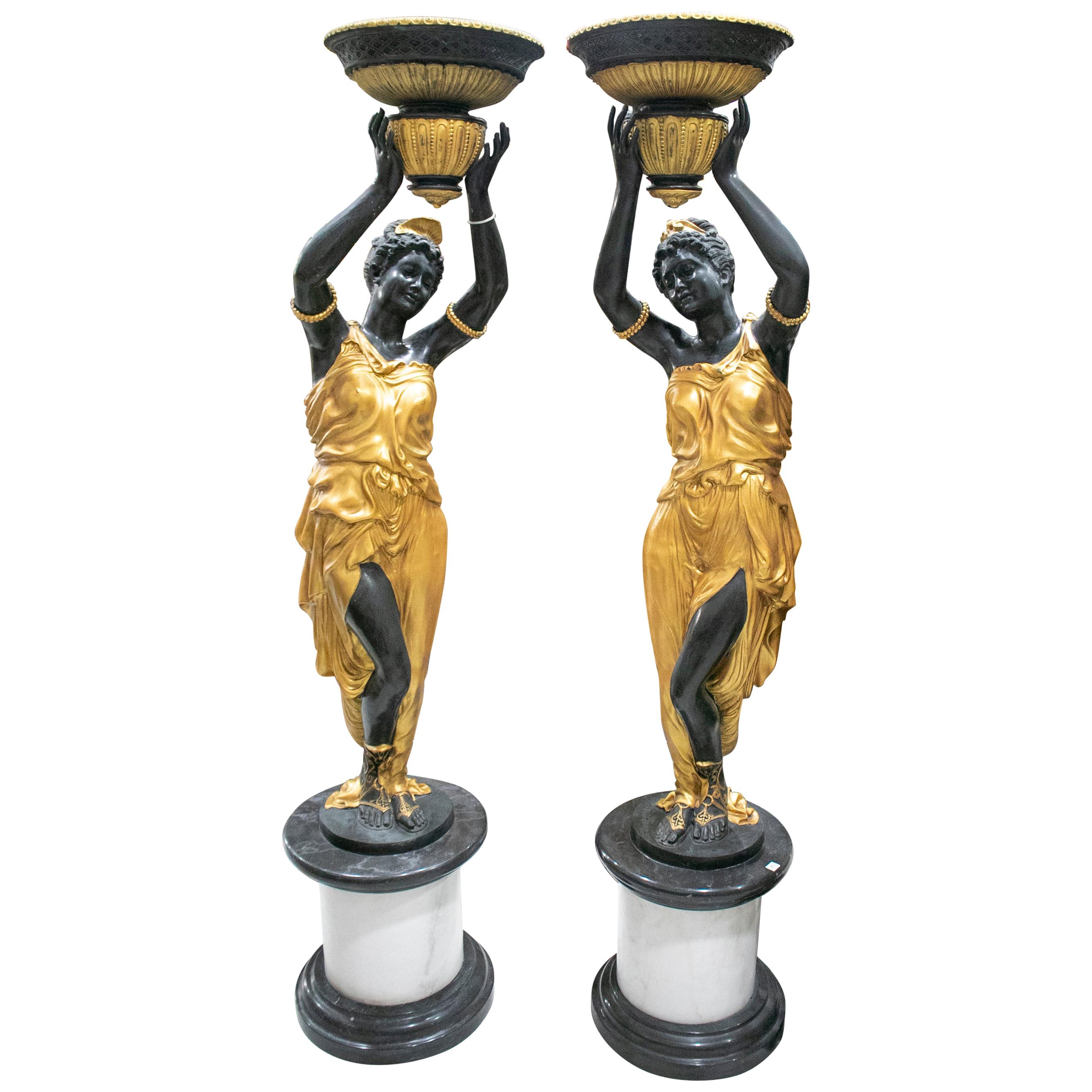 Paar lebensgroße Stehlampen mit weiblicher Statue aus vergoldeter Bronze auf Sockel, Paar