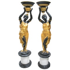 Paire de lampes torchères grandeur nature sur pied en bronze doré représentant une statue féminine, représentant une torchère