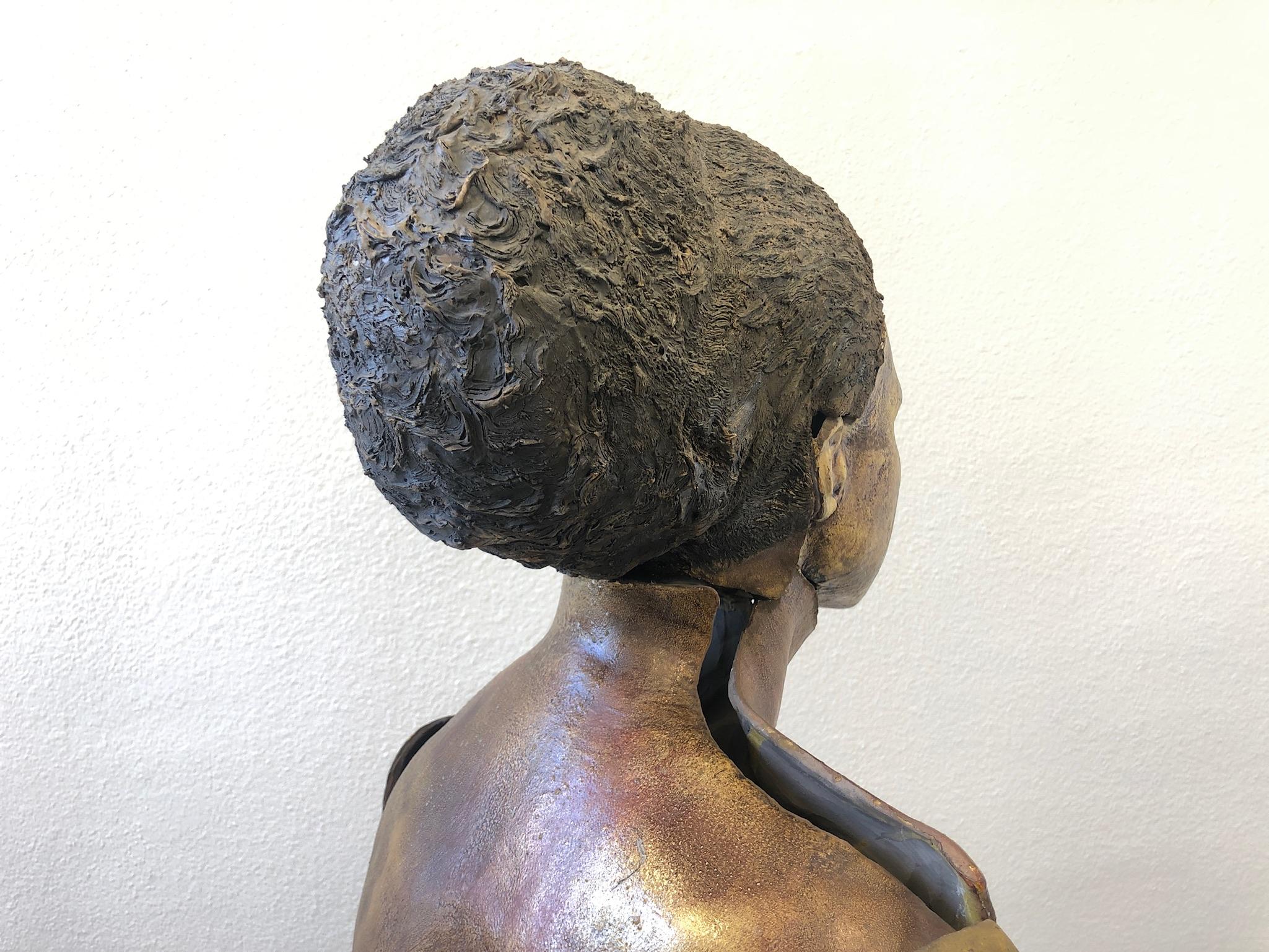 Escultura femenina de cerámica de rakú a tamaño natural de Eva Stettner en venta 9