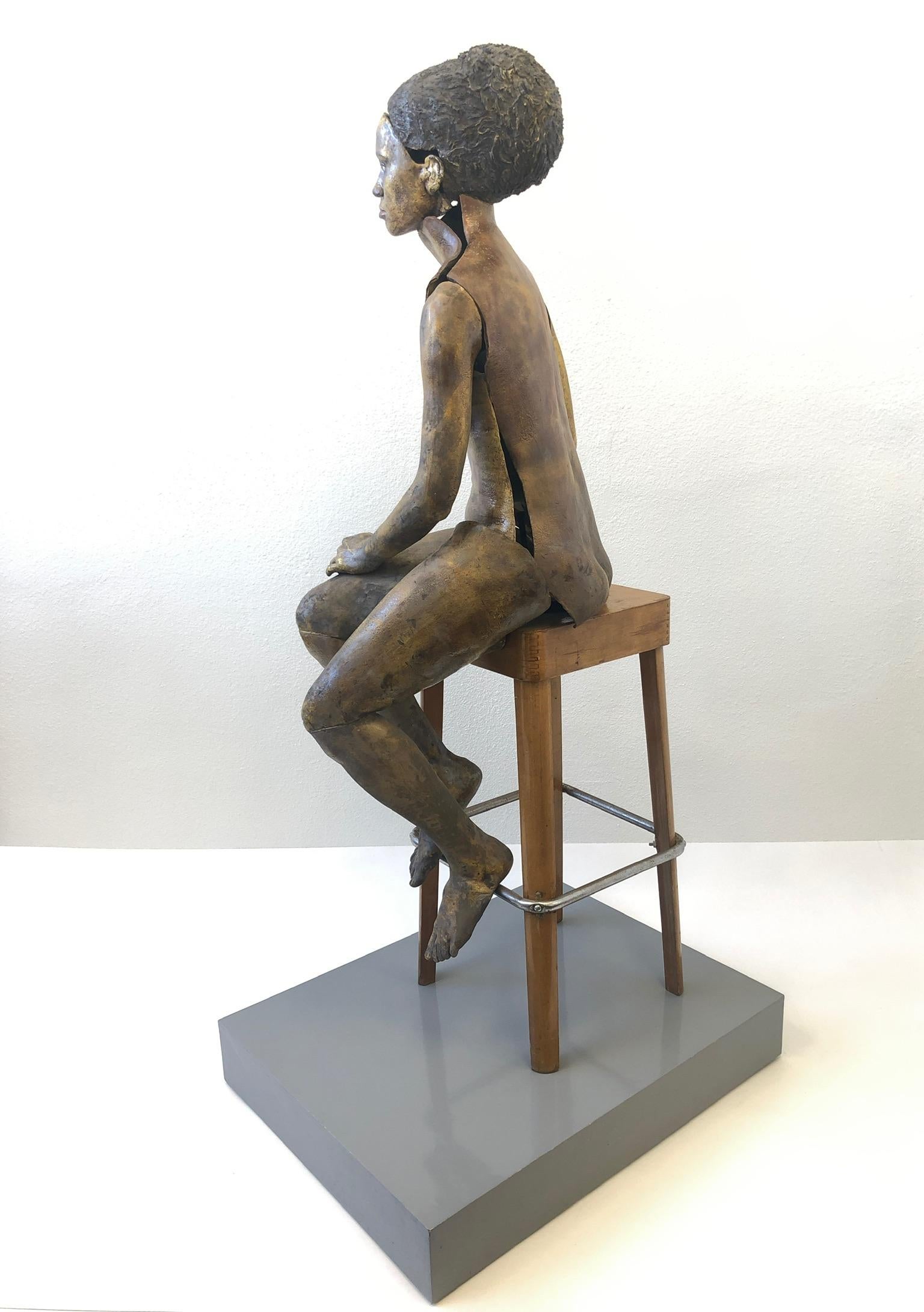 Vernissé Sculpture féminine en céramique raku grandeur nature par Eva Stettner en vente