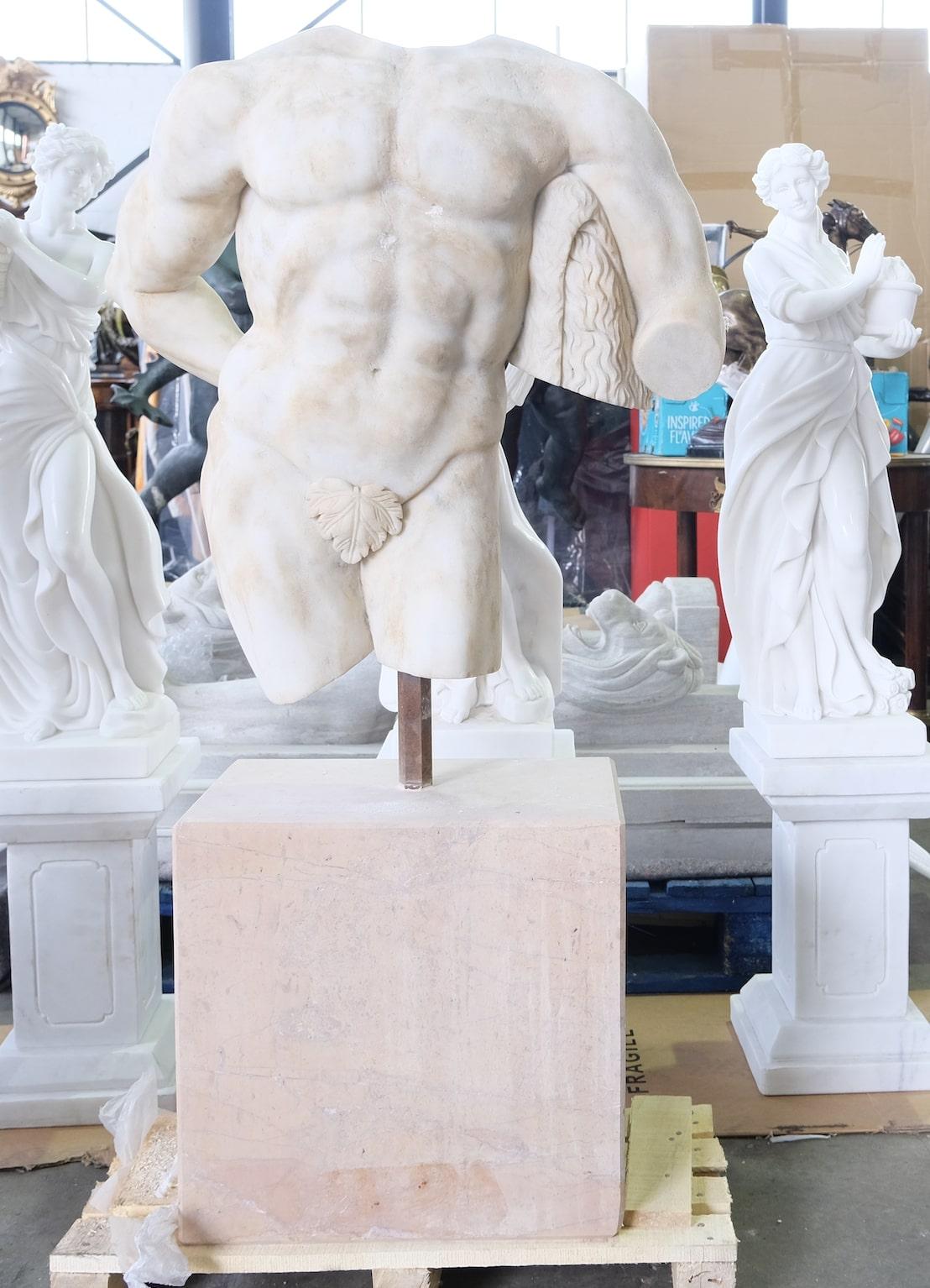 Un torse romain du 20ème siècle, sculpté à la main et de taille réelle. Le torse est sculpté dans du marbre statutaire altéré sur une base en travertin.

L'un des objets les plus remarquables exposés dans les Mary and Michael Jaharis Galleries of
