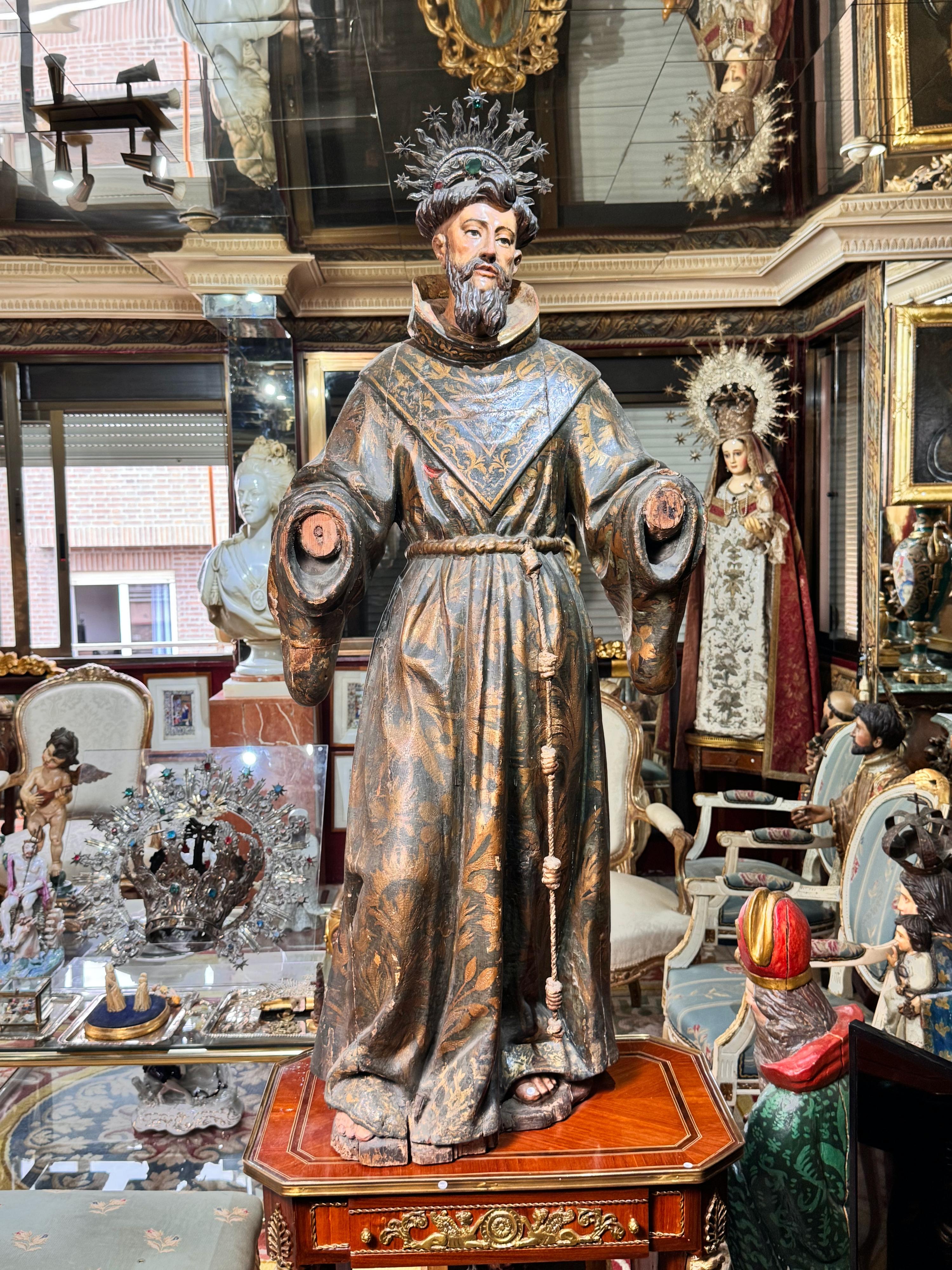 Lebensgroße Skulptur des Heiligen Franz von Assisi, spanische Barockschule, 17.

Großformatige Skulptur aus geschnitztem, vergoldetem und polychromiertem Holz, die den heiligen Franziskus von Assisi stehend und in einem reich mit Blattgold