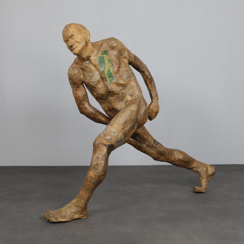 Ein seltenes und museumsreifes Frühwerk des international anerkannten polnischen Bildhauers Karol Broniatowski.
Die 1972 geschaffene lebensgroße Laufende Figur ist in dem für den Künstler charakteristischen Papiermaché ausgeführt, einem Medium, mit