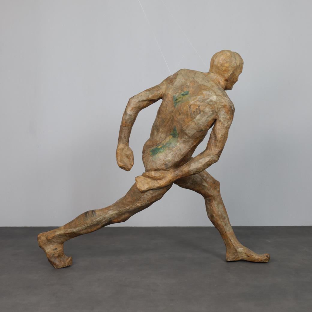 Une œuvre rare et de qualité muséale du sculpteur polonais de renommée internationale Karol Broniatowski.
Créée en 1972, cette Running Figure grandeur nature est exécutée en papier mâché, signature de l'artiste, un médium à travers lequel il a