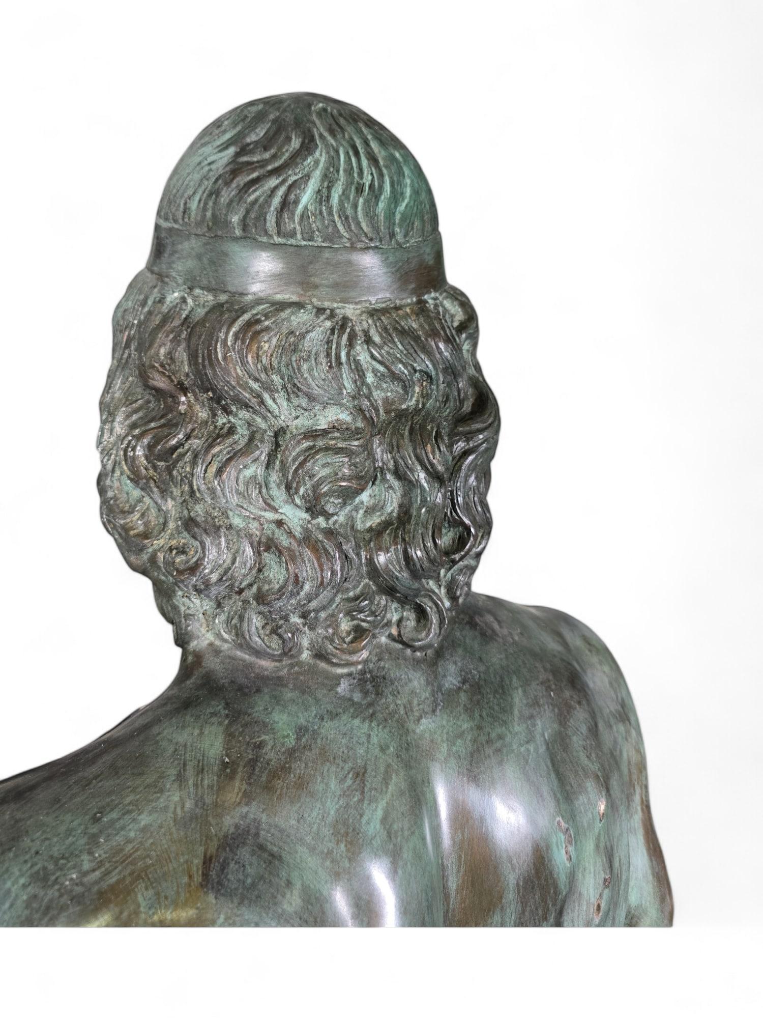   Ces impressionnantes sculptures en bronze représentent une paire des célèbres guerriers de Riace, découverts en août 1972 par Stefano Mariottini à Riace, en Italie. Les statues ont été récupérées et restaurées, en enlevant les couches de sable