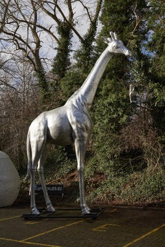 Silberne Giraffen-Skulptur in Lebensgröße