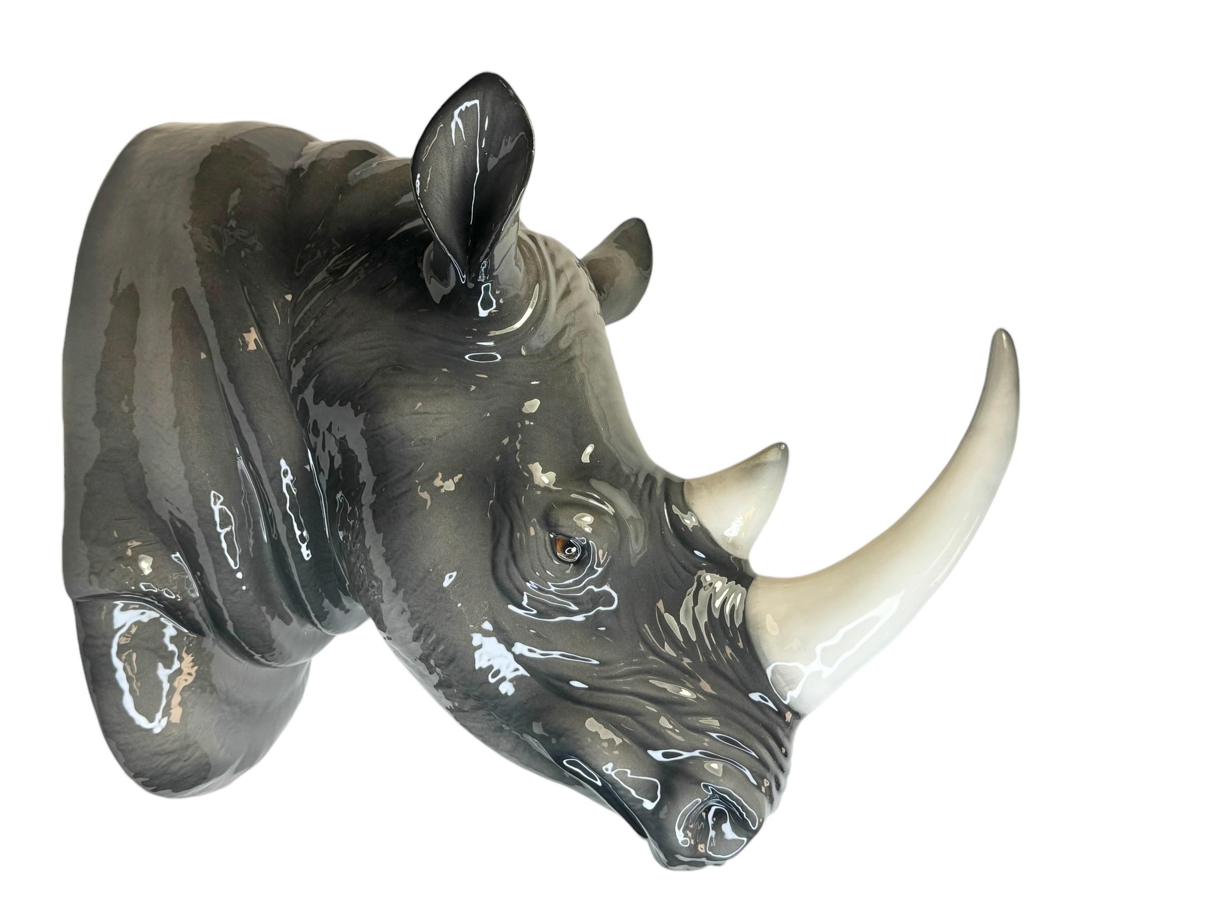 Magnifique buste de rhinocéros en céramique italienne vintage. Cette charmante et délicieuse sculpture est une véritable œuvre d'art et est extrêmement réaliste. Fabriqué à Bassano en Italie, il présente des détails fabuleux et est réalisé selon les
