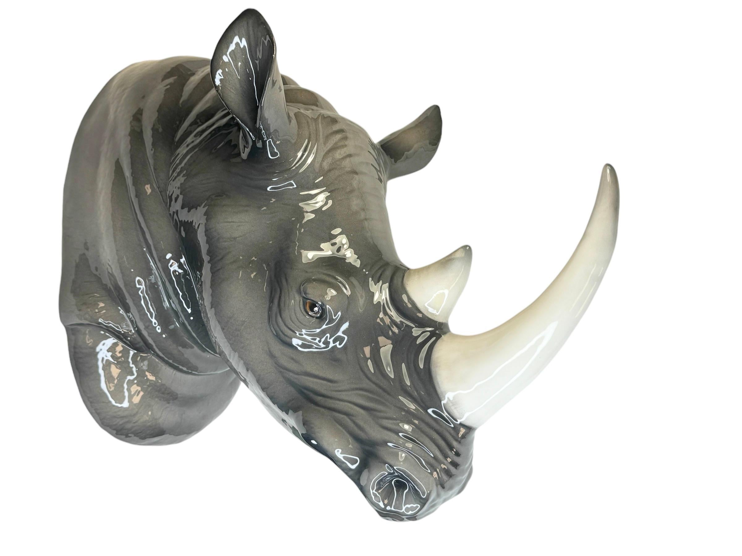 Hollywood Regency Buste de Rhinocéros grandeur nature en céramique de Bassano, Italie, années 1970 en vente