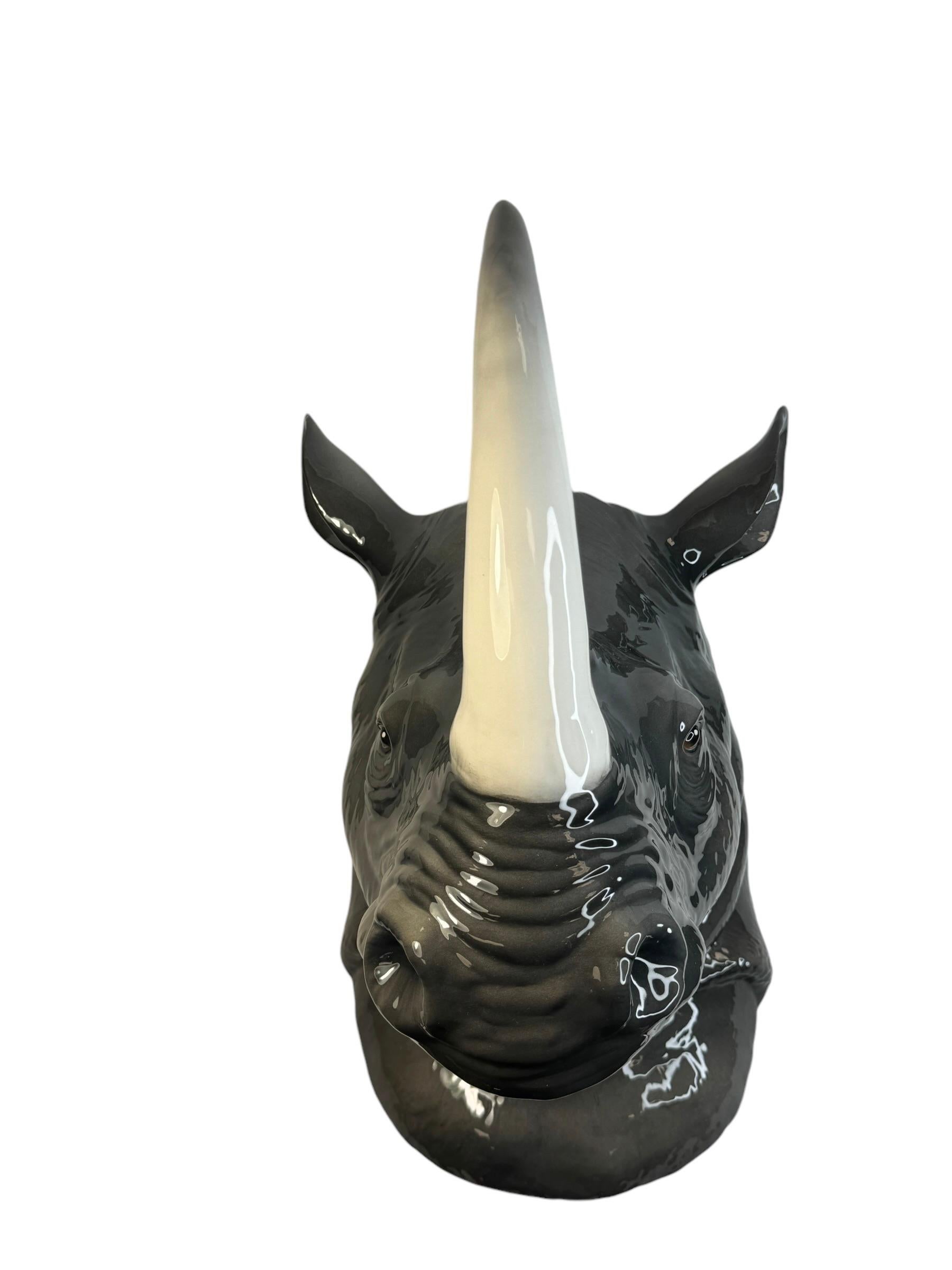 Fait main Buste de Rhinocéros grandeur nature en céramique de Bassano, Italie, années 1970 en vente
