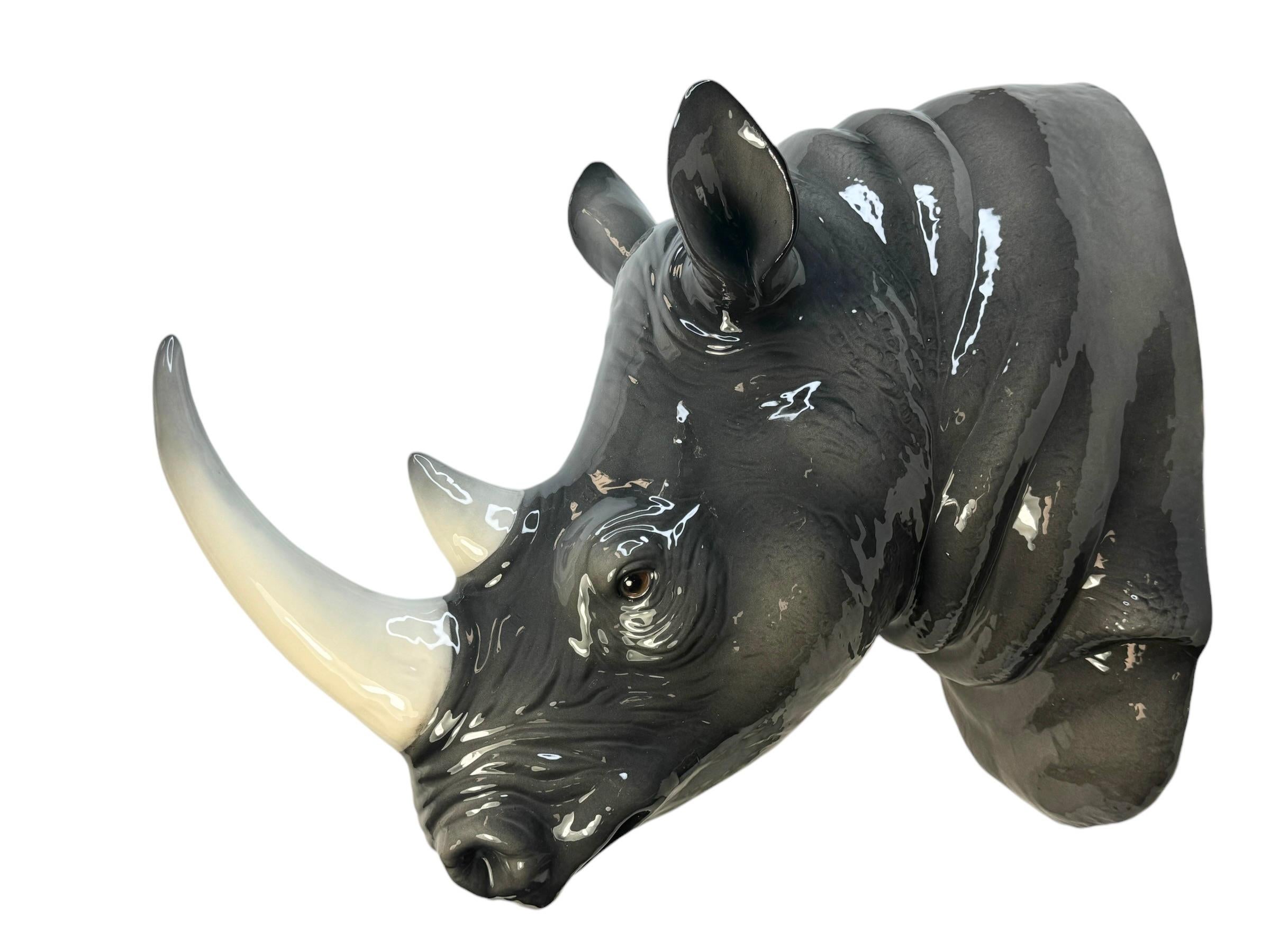 Buste de Rhinocéros grandeur nature en céramique de Bassano, Italie, années 1970 Bon état - En vente à Nuernberg, DE