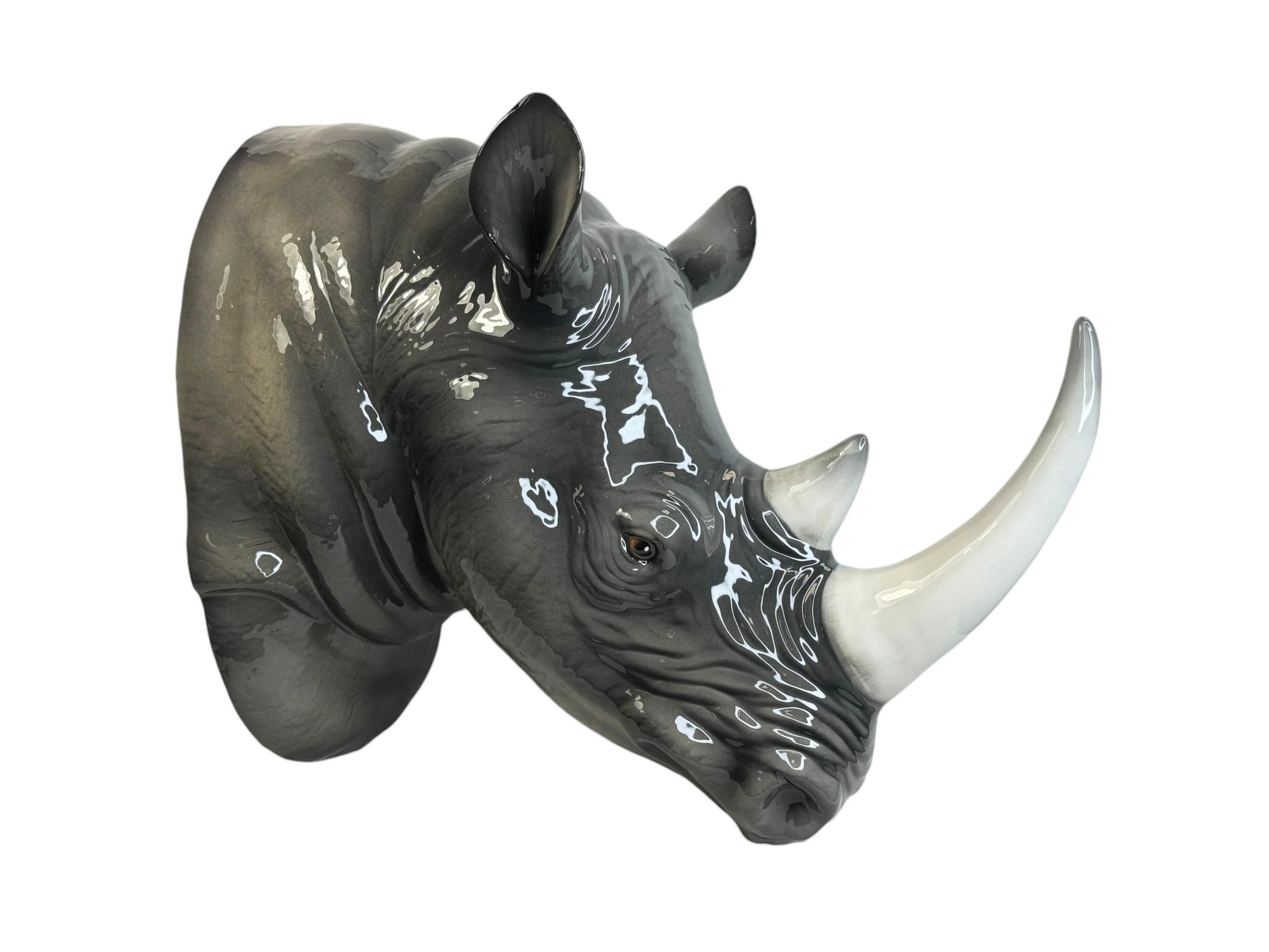 Buste de Rhinocéros grandeur nature en céramique de Bassano, Italie, années 1970 en vente 1