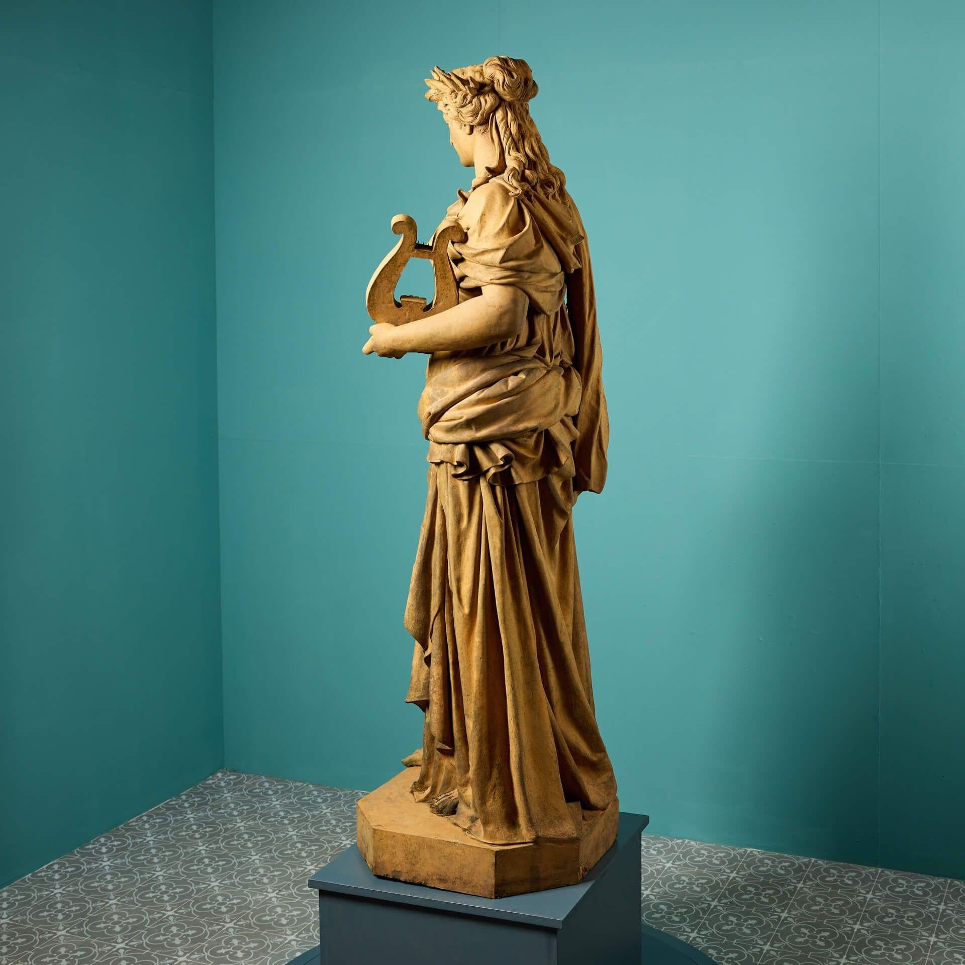 Terrakotta- Erato-Statue in Lebensgröße, 1 von 9 aus dem Apollo Inn, London im Zustand „Relativ gut“ im Angebot in Wormelow, Herefordshire
