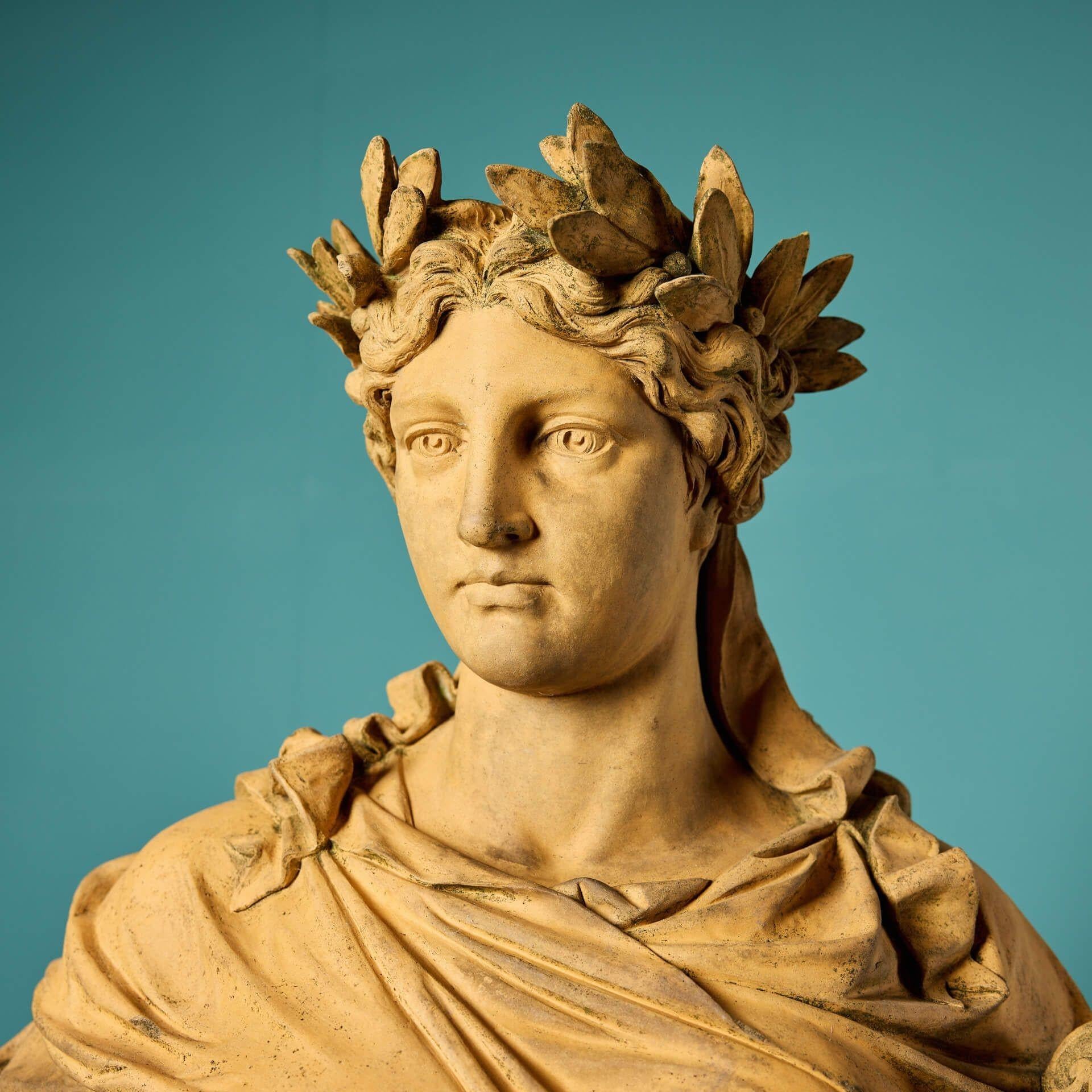 Terrakotta- Erato-Statue in Lebensgröße, 1 von 9 aus dem Apollo Inn, London (19. Jahrhundert) im Angebot