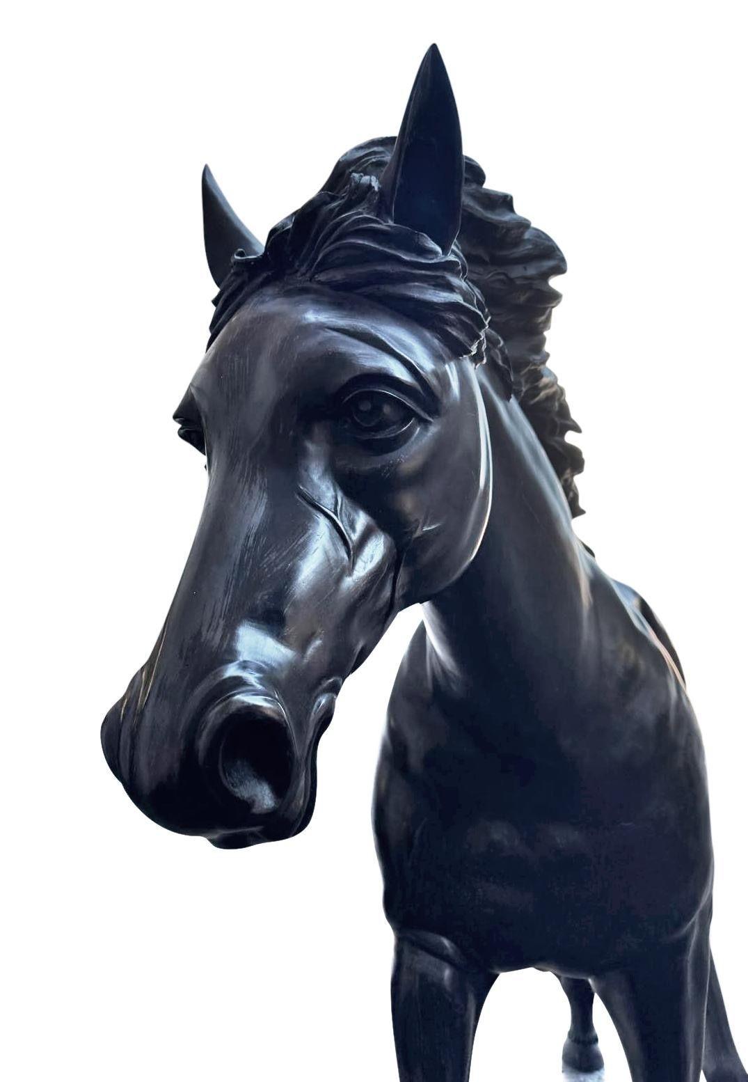 Lebensgroße Bronzestatue eines Hengstes. (Patiniert) im Angebot
