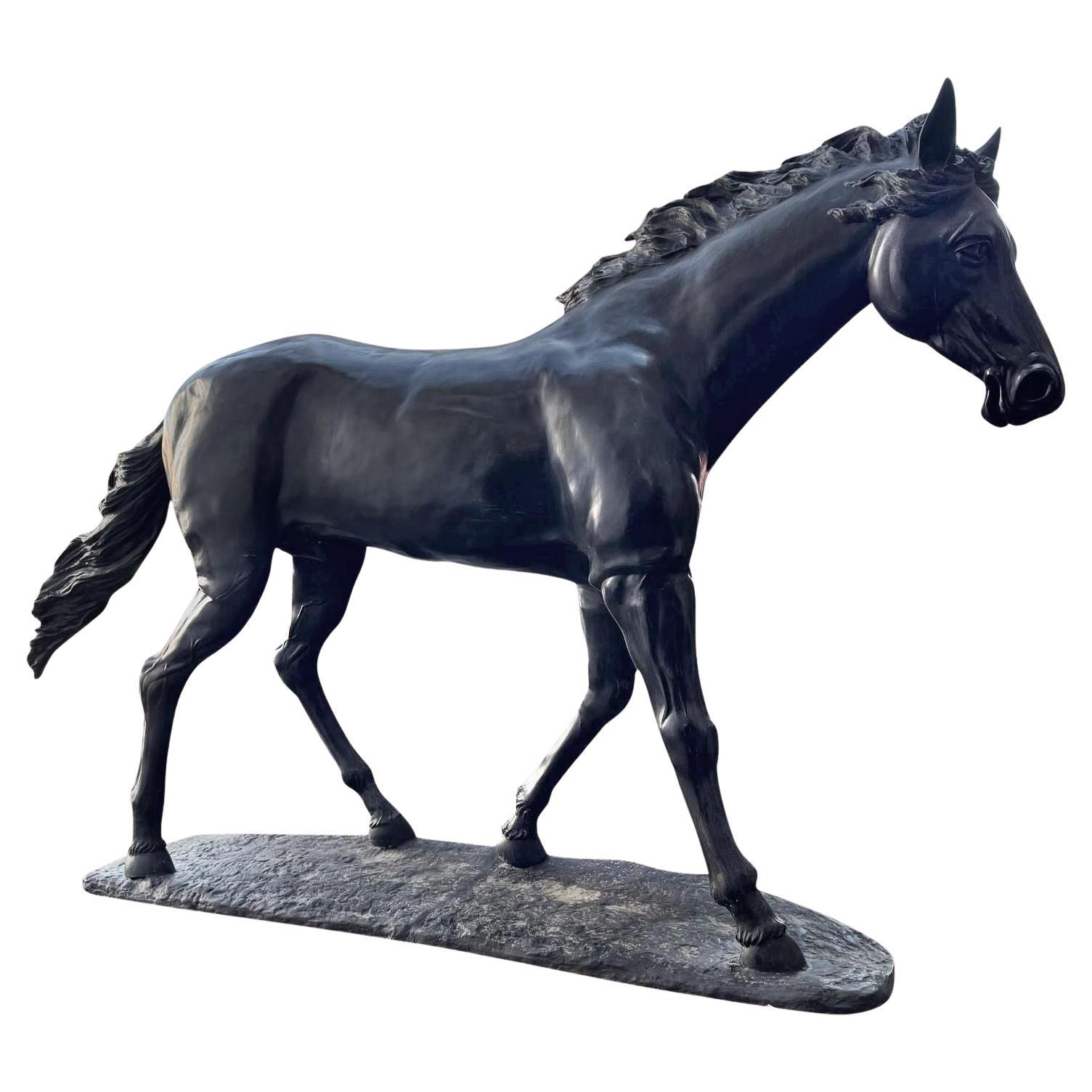 Lebensgroße Bronzestatue eines Hengstes.