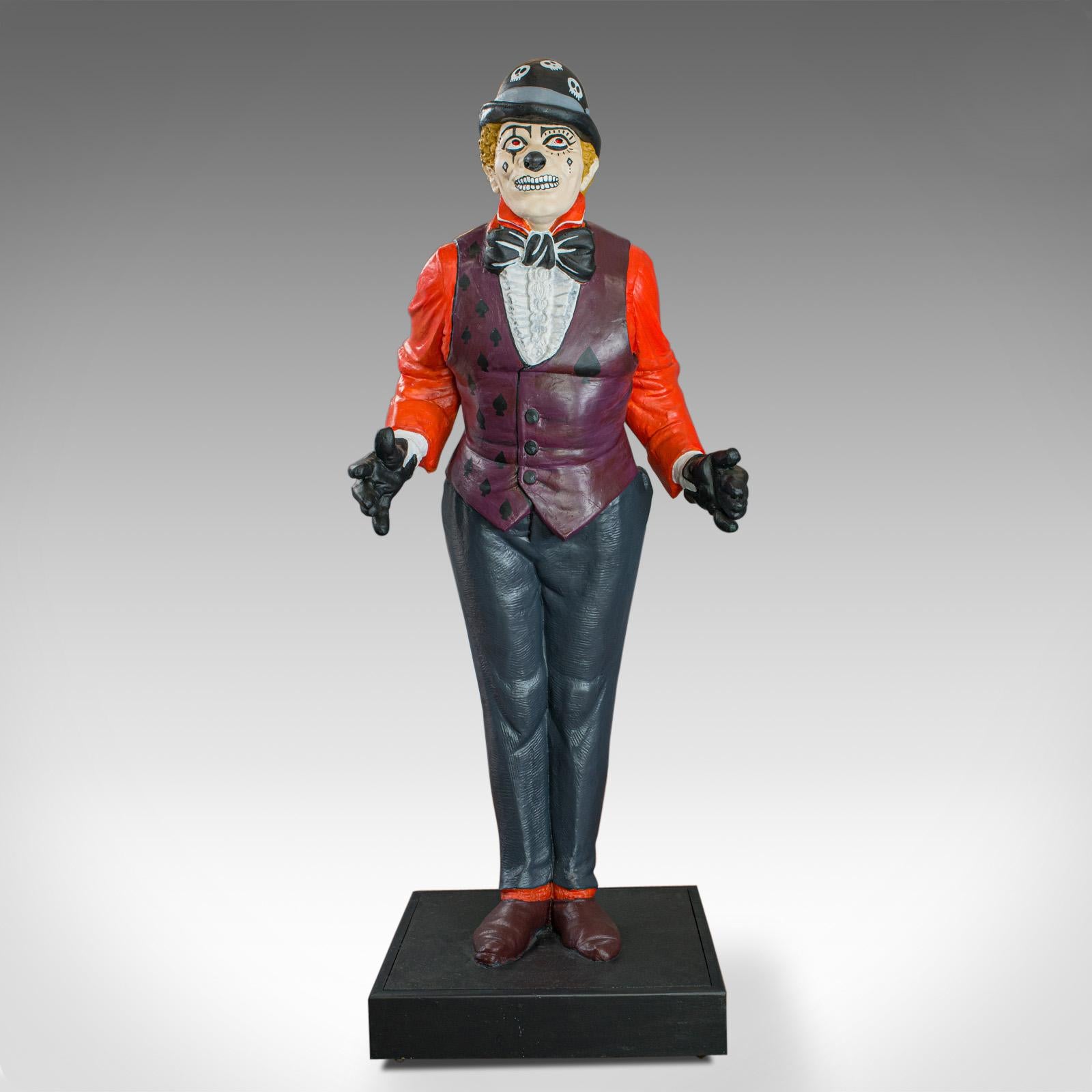 Dies ist eine lebensgroße Vintage-Clown-Statue. Englischer, schwerer, massiver Gipsabguss, stehende Figur aus der Mitte des 20. Jahrhunderts, um 1950.

Stehend über 6'2