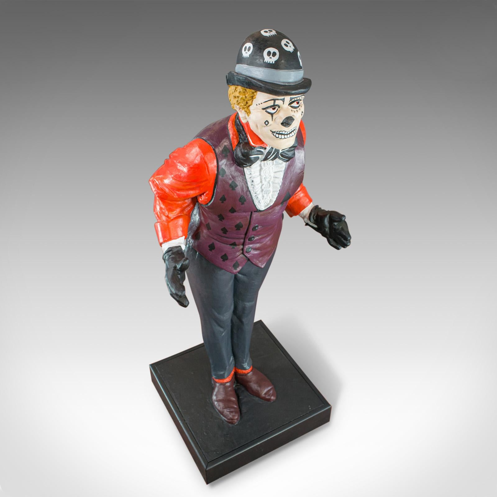 Lebensgroße Clown Statue eines Clowns im Vintage-Stil, englisch, Gips, Tag des Toten (20. Jahrhundert) im Angebot