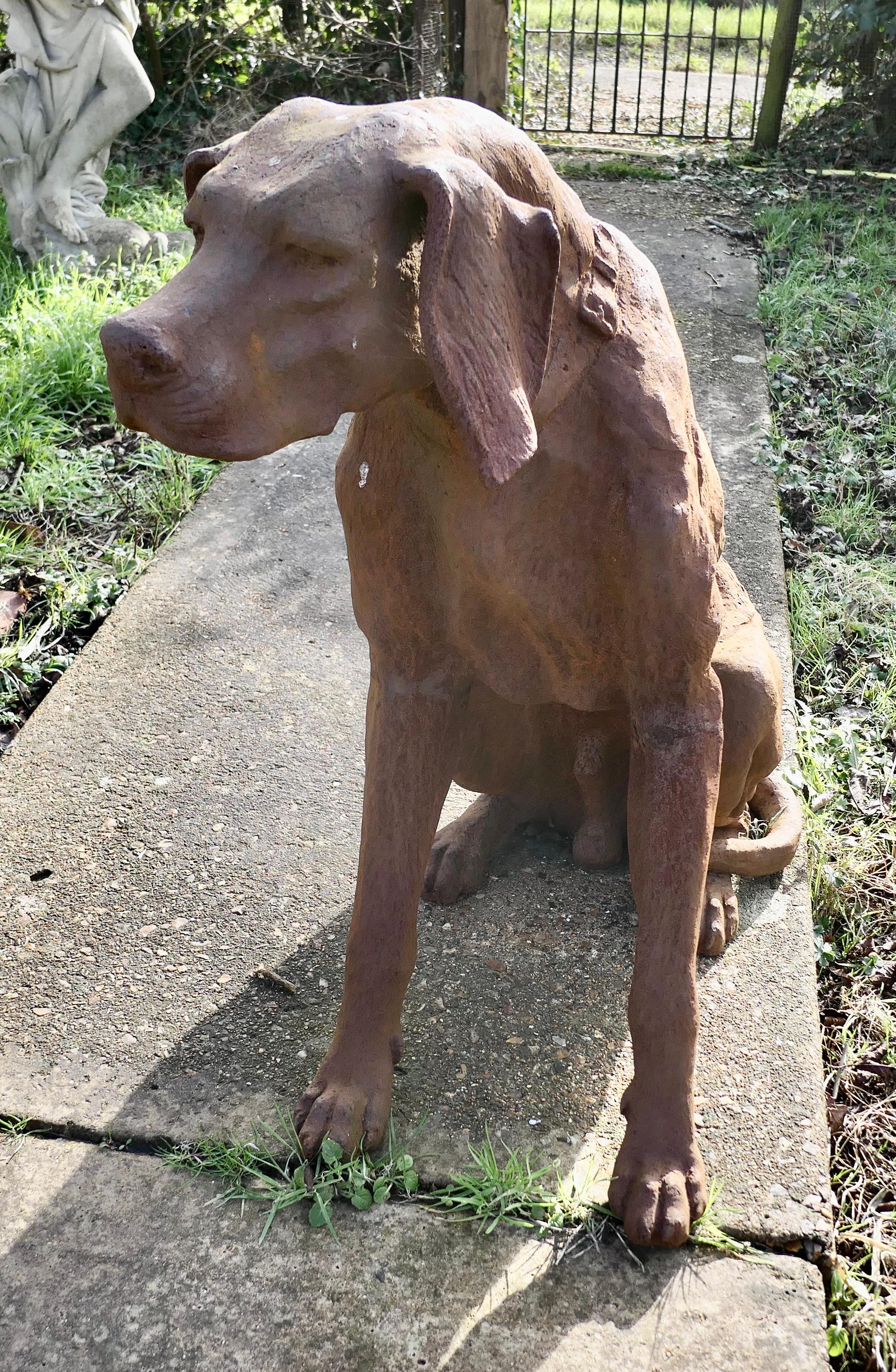Statue de chien de chasse en fonte, grandeur nature, vieillie par les intempéries

Un très beau Chap, il est assis et il est complètement tridimensionnel et il est beau de tous les côtés.
Notre fidèle chien est assis et attend l'attention de son