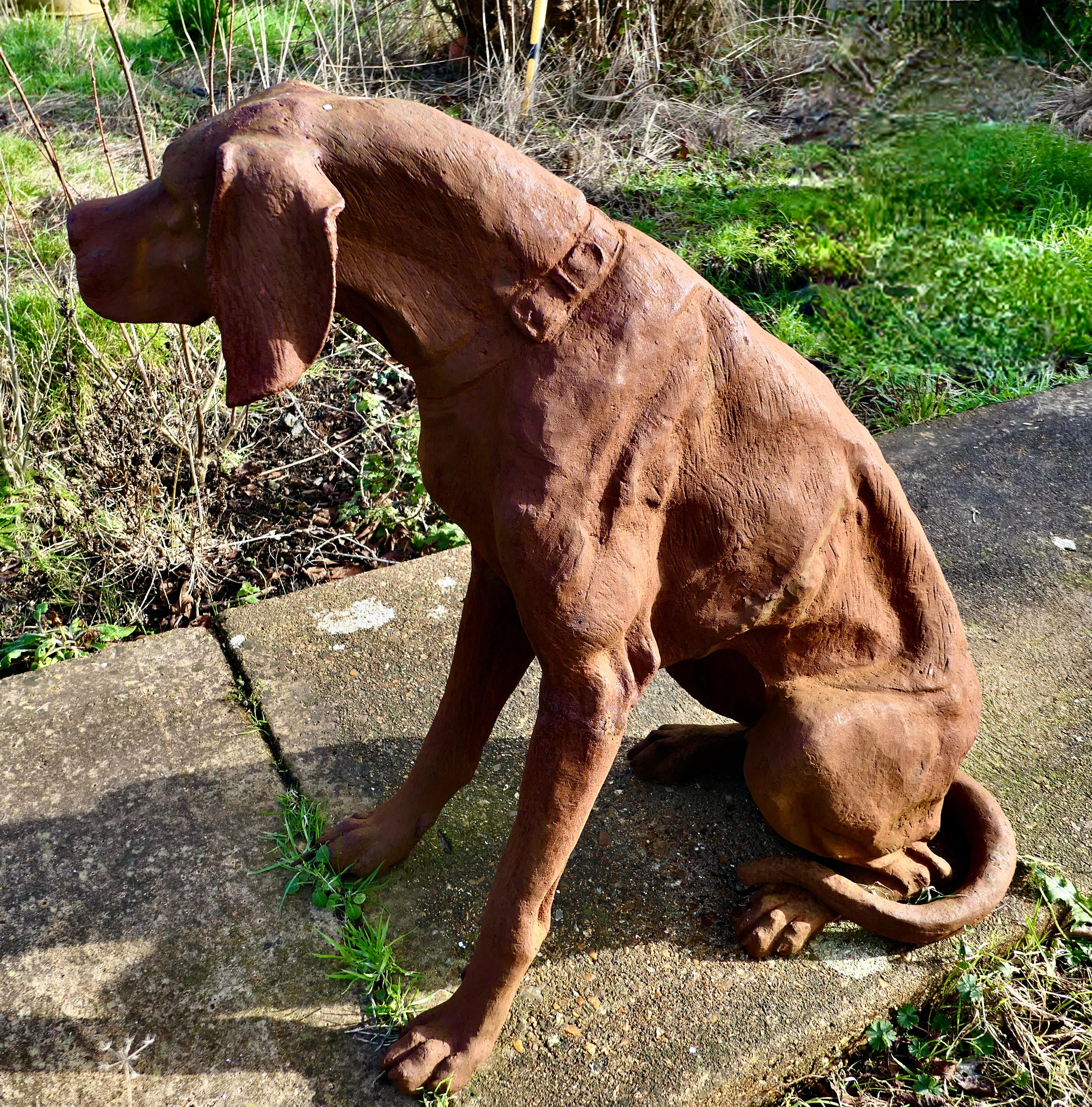 Fer Statue de chien de chasse en fonte, grandeur nature, vieillie par les intempéries   en vente