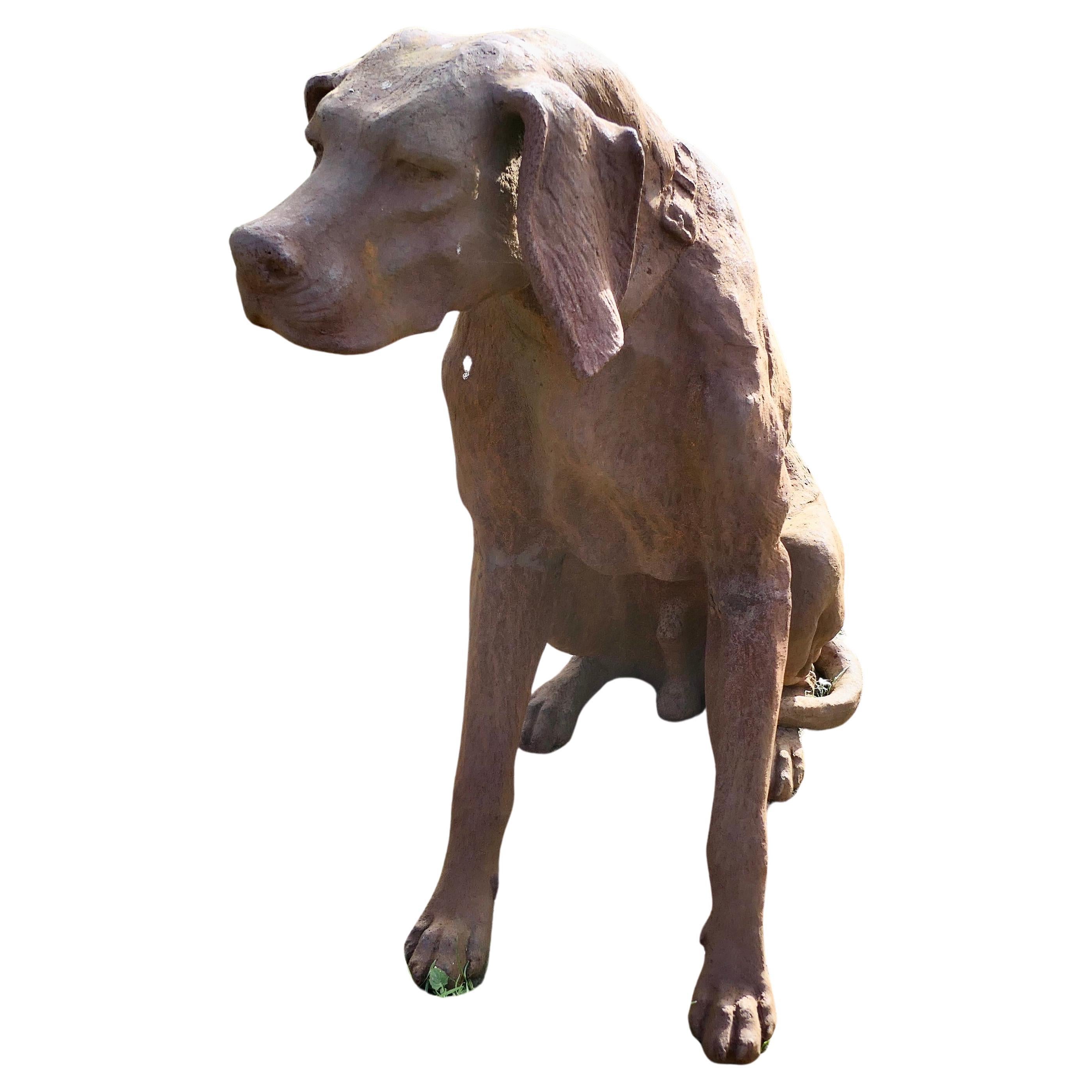 Statue de chien de chasse en fonte, grandeur nature, vieillie par les intempéries   en vente