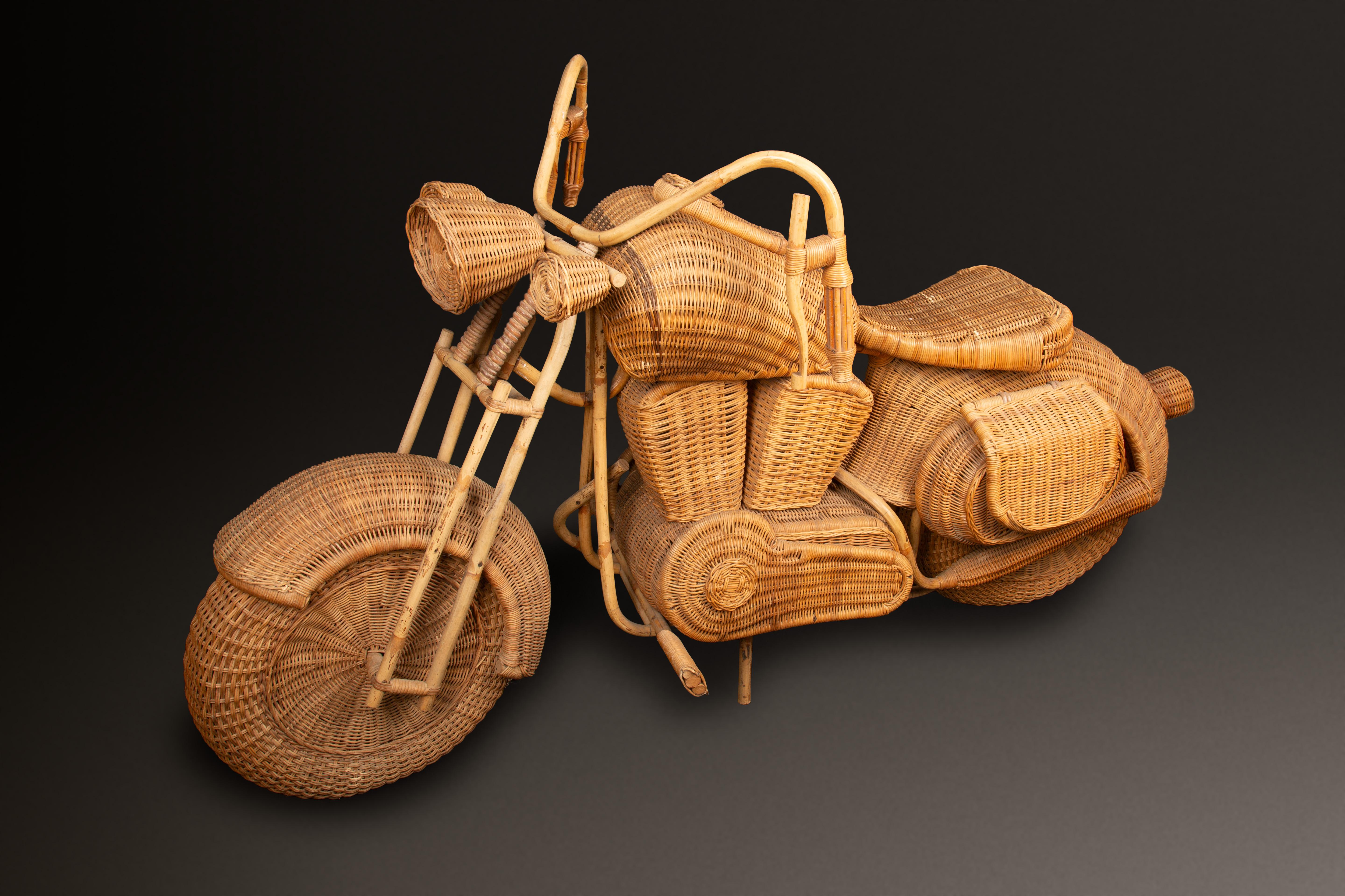 Mid-Century moderno Scultura in vimini a grandezza naturale di una moto Harley Davidson in vendita