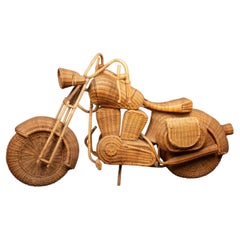 Escultura de mimbre a tamaño real de una moto Harley Davidson