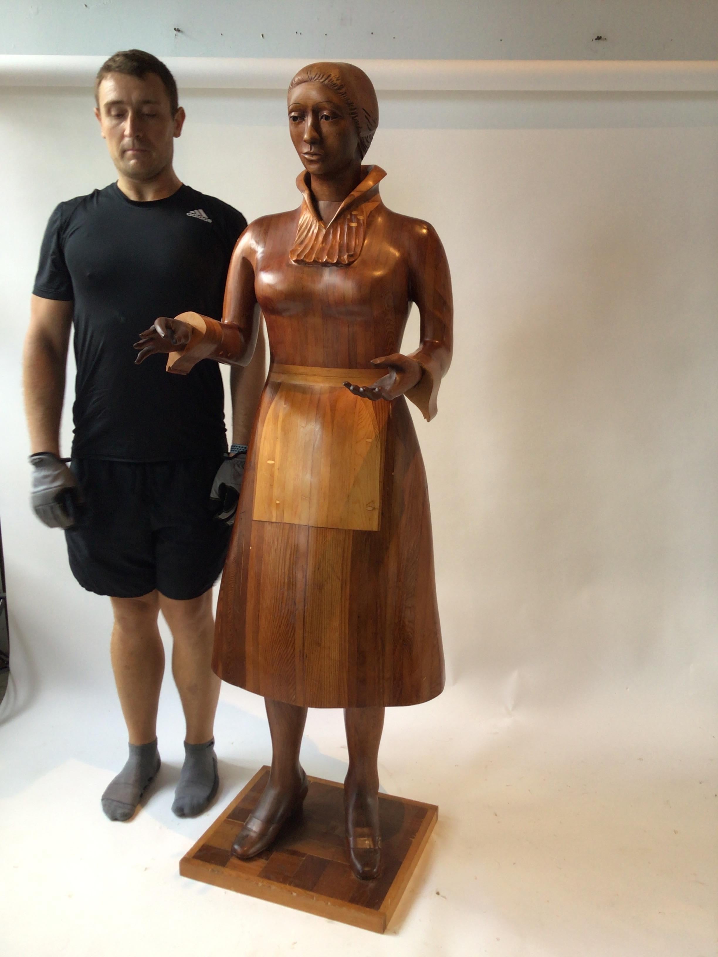Handgeschnitzte lebensgroße Holzskulptur einer Hausfrau aus den 1950er Jahren. Die Skulptur besteht aus 3 Teilen.