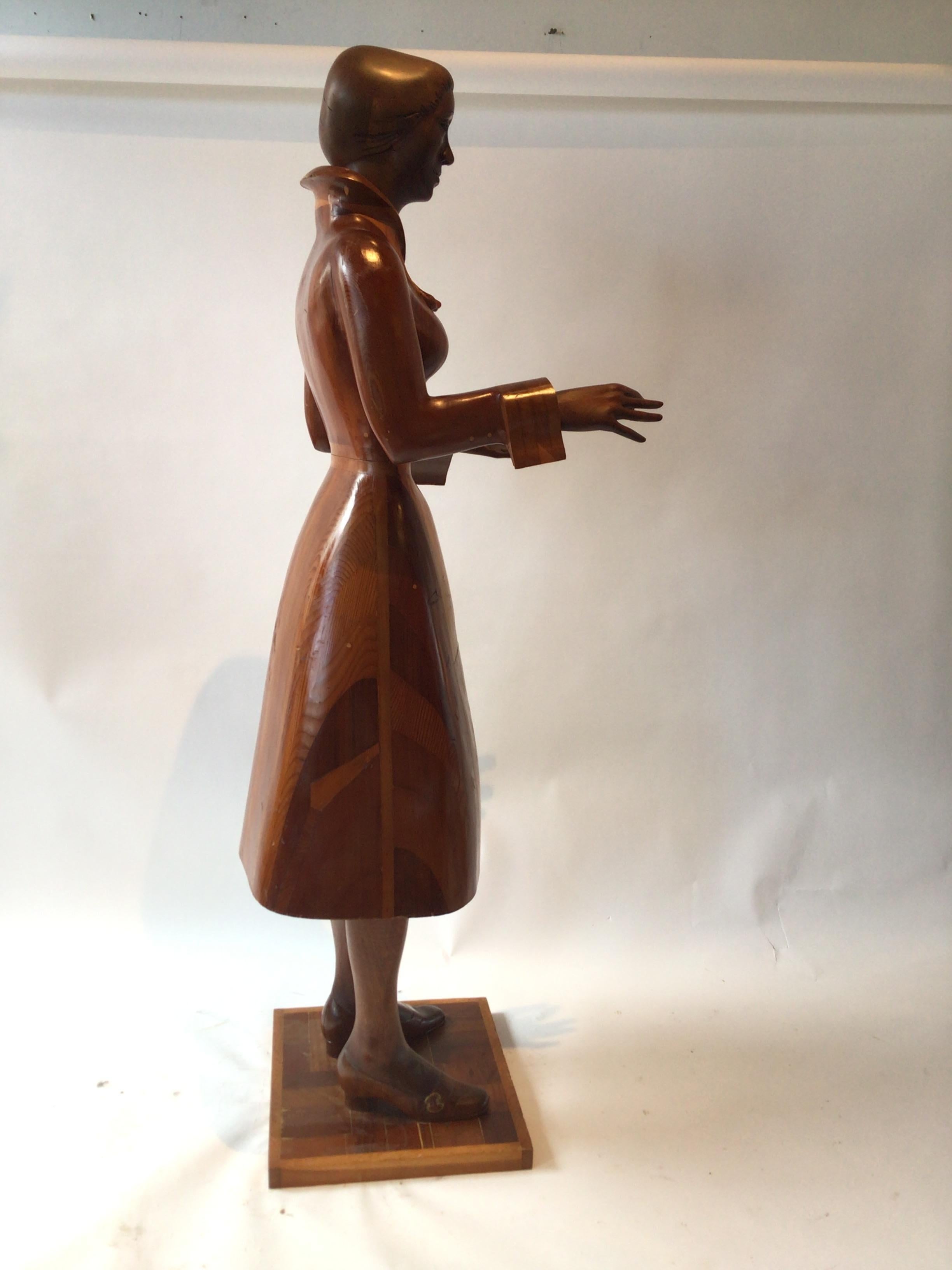 Lebensgroße Holzskulptur einer Hausfrau aus den 1950er Jahren im Angebot 3