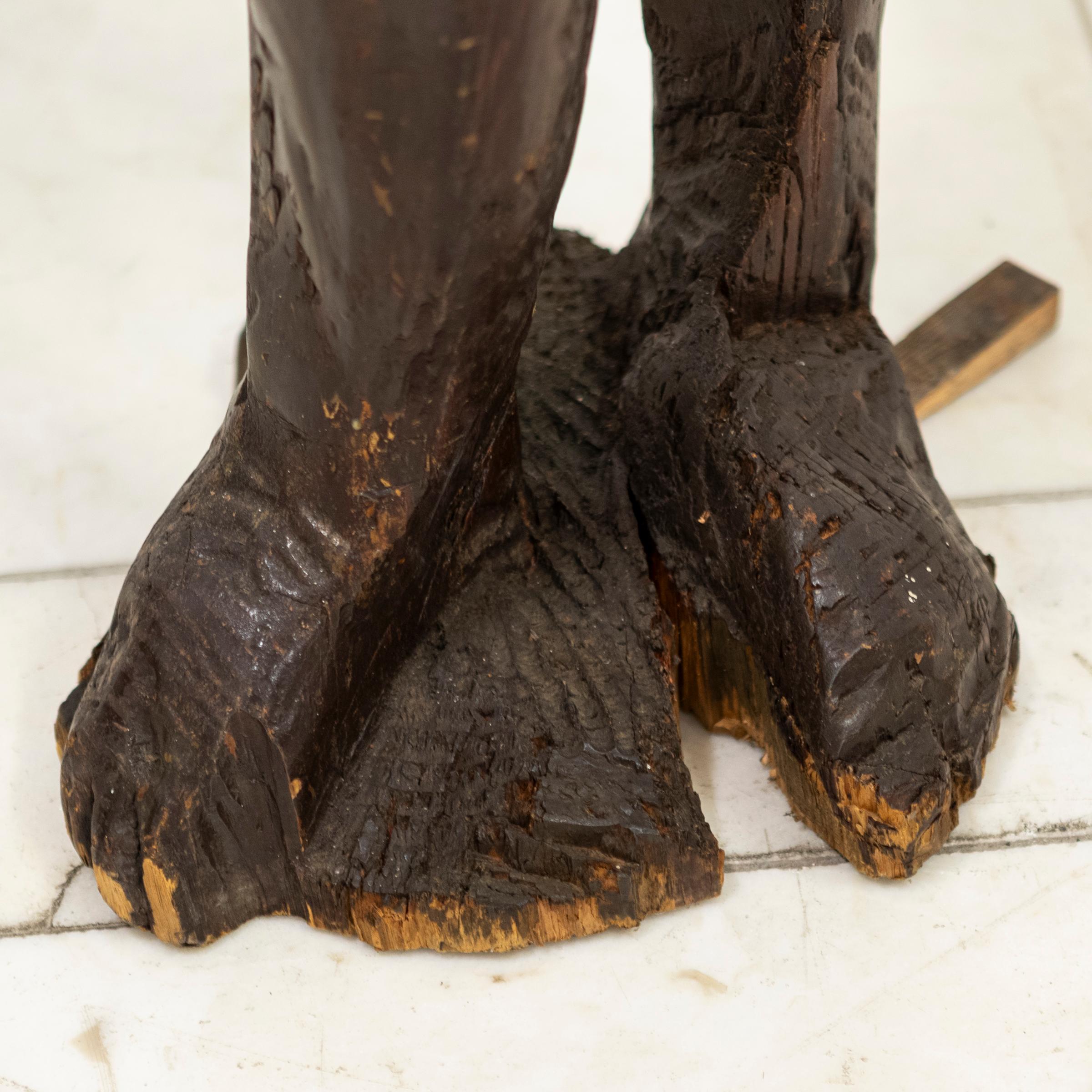 Sculpture en bois grandeur nature  Michael Gagashe Zondi en vente 4
