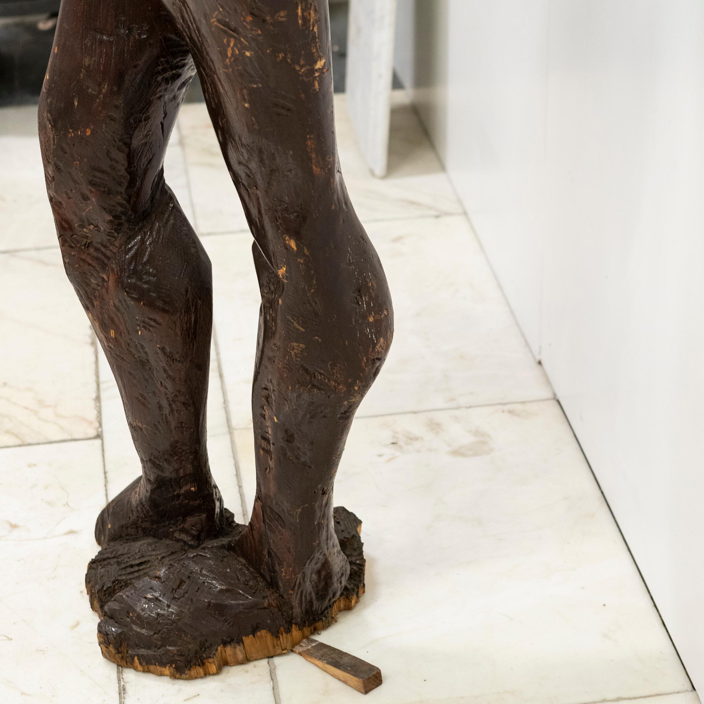 Sculpture en bois grandeur nature  Michael Gagashe Zondi en vente 8
