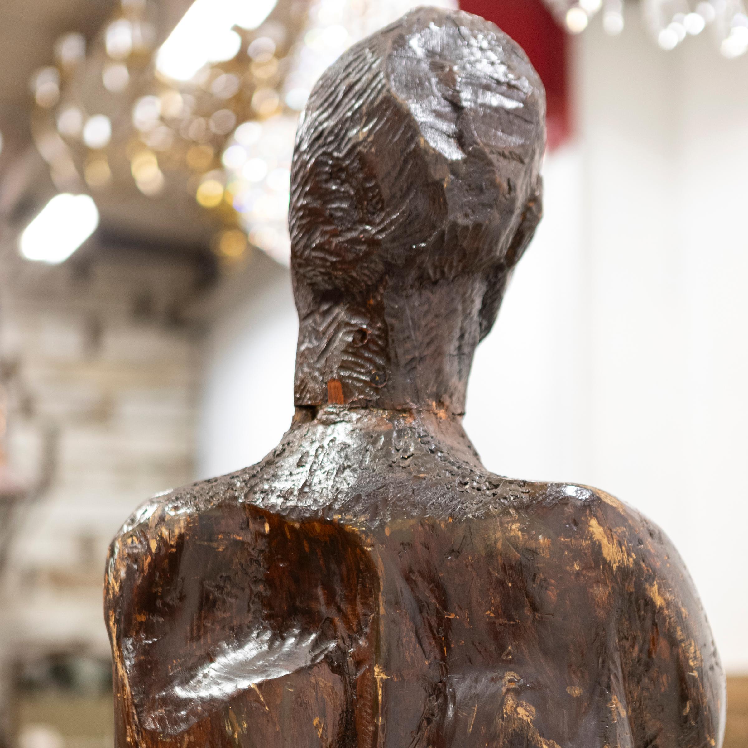 Sculpture en bois grandeur nature  Michael Gagashe Zondi en vente 9