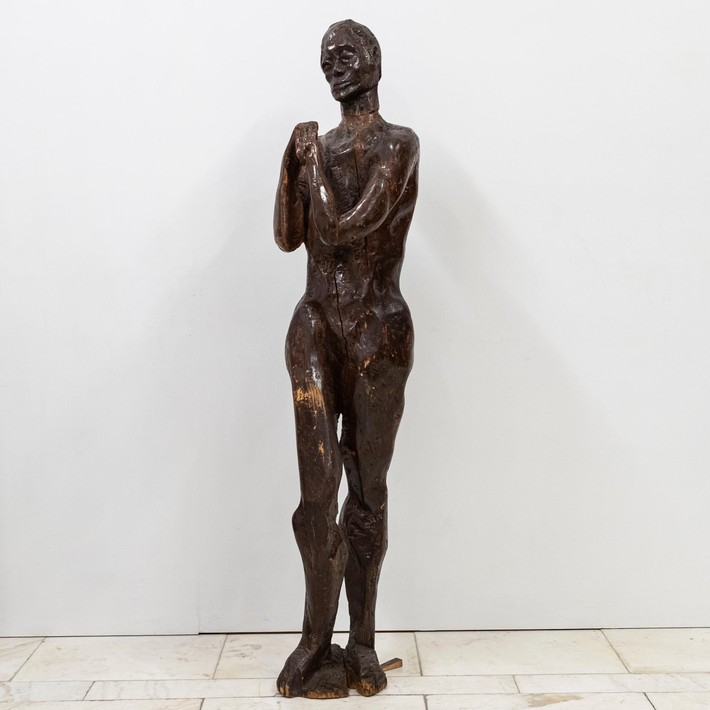 Rarement trouvée, cette figure en bois grandeur nature est l'œuvre du sculpteur sud-africain Michael Gagashe Zondi, pionnier en la matière. 

Sculptée dans un style très expressif et quelque peu abstrait. La figure se tient debout, les pieds joints