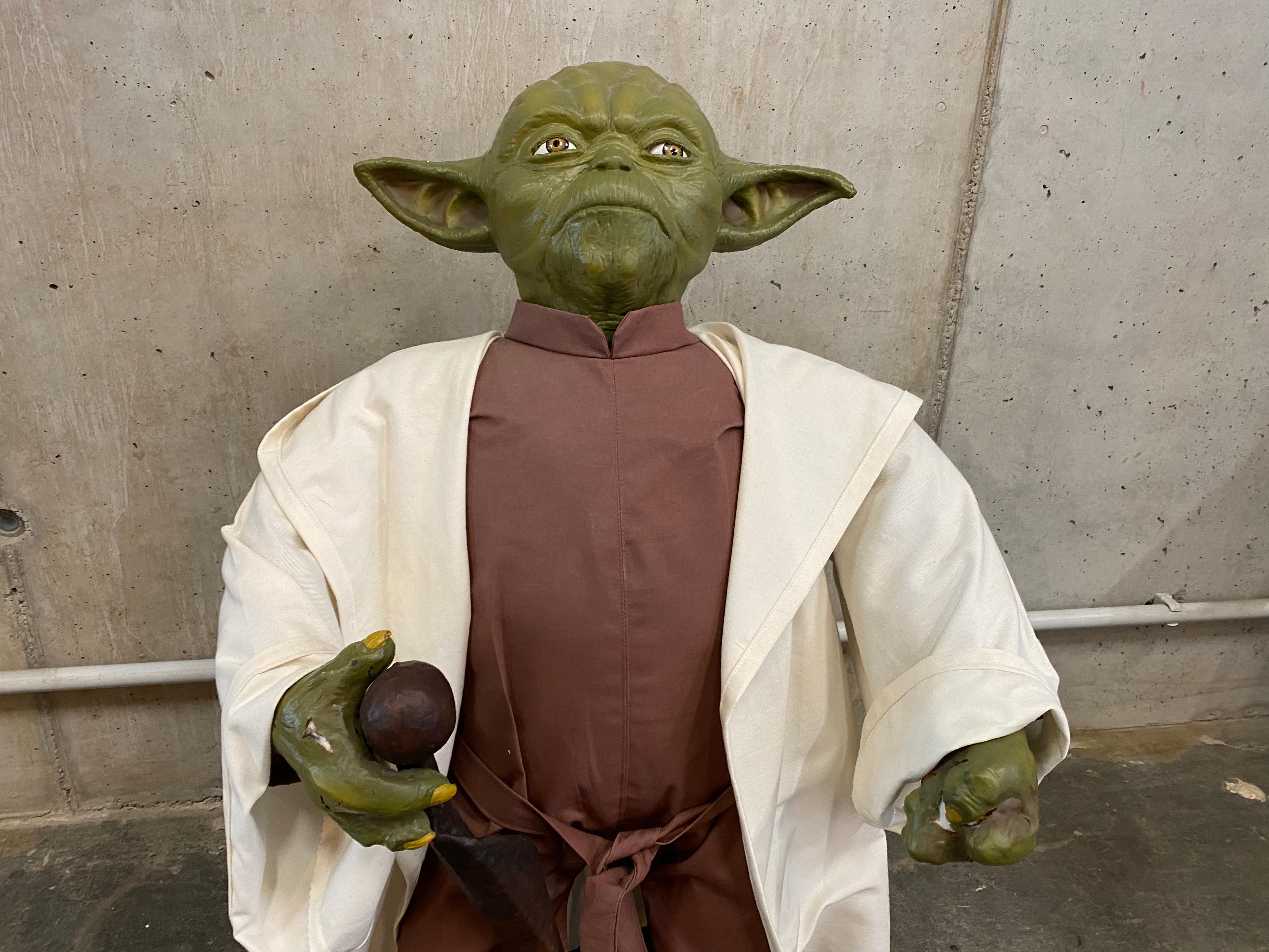 Diese lebensgroße Meister-Yoda-Figur ist eine alte Fotorequisite aus dem legendären Star-Wars-Film 
