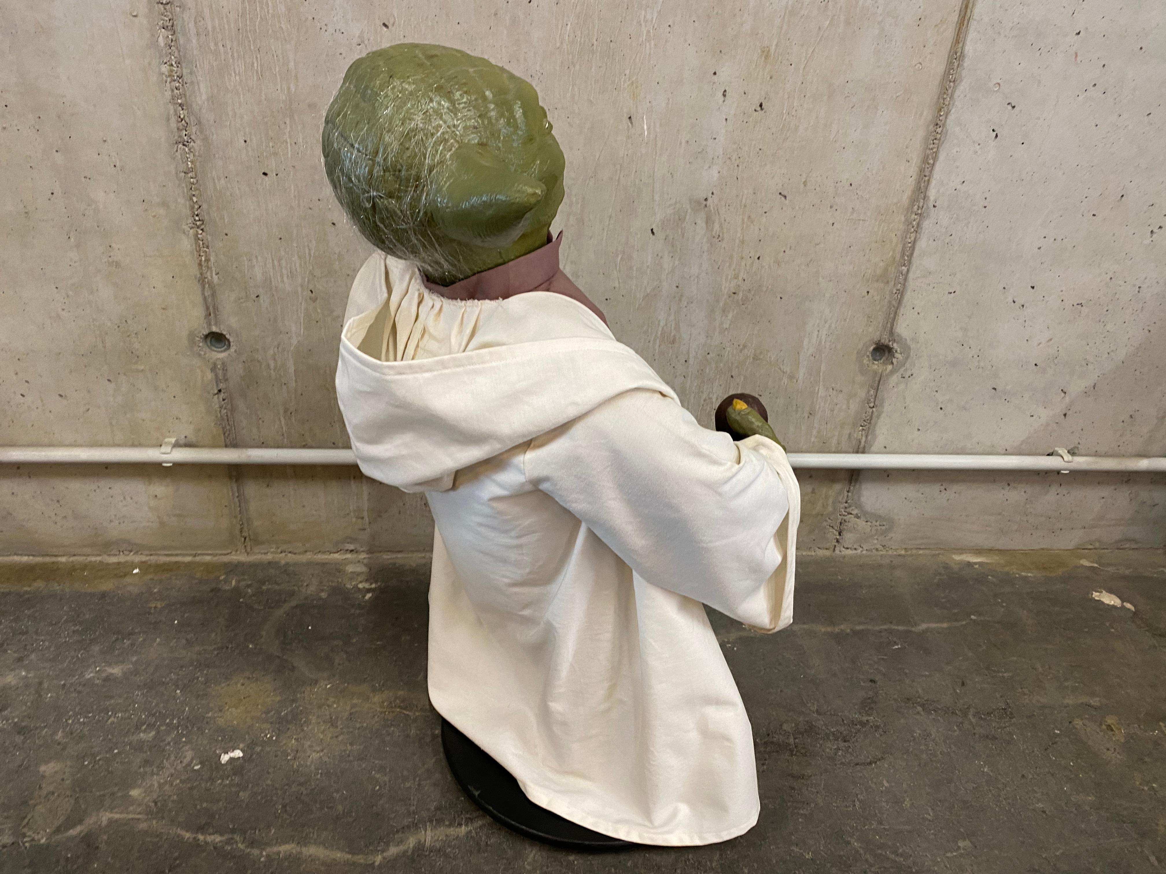 Lebensgroße Yoda-Figur, Auflage von 50 Stück, könnte Star Wars sein, Fotorequisite (Postmoderne) im Angebot