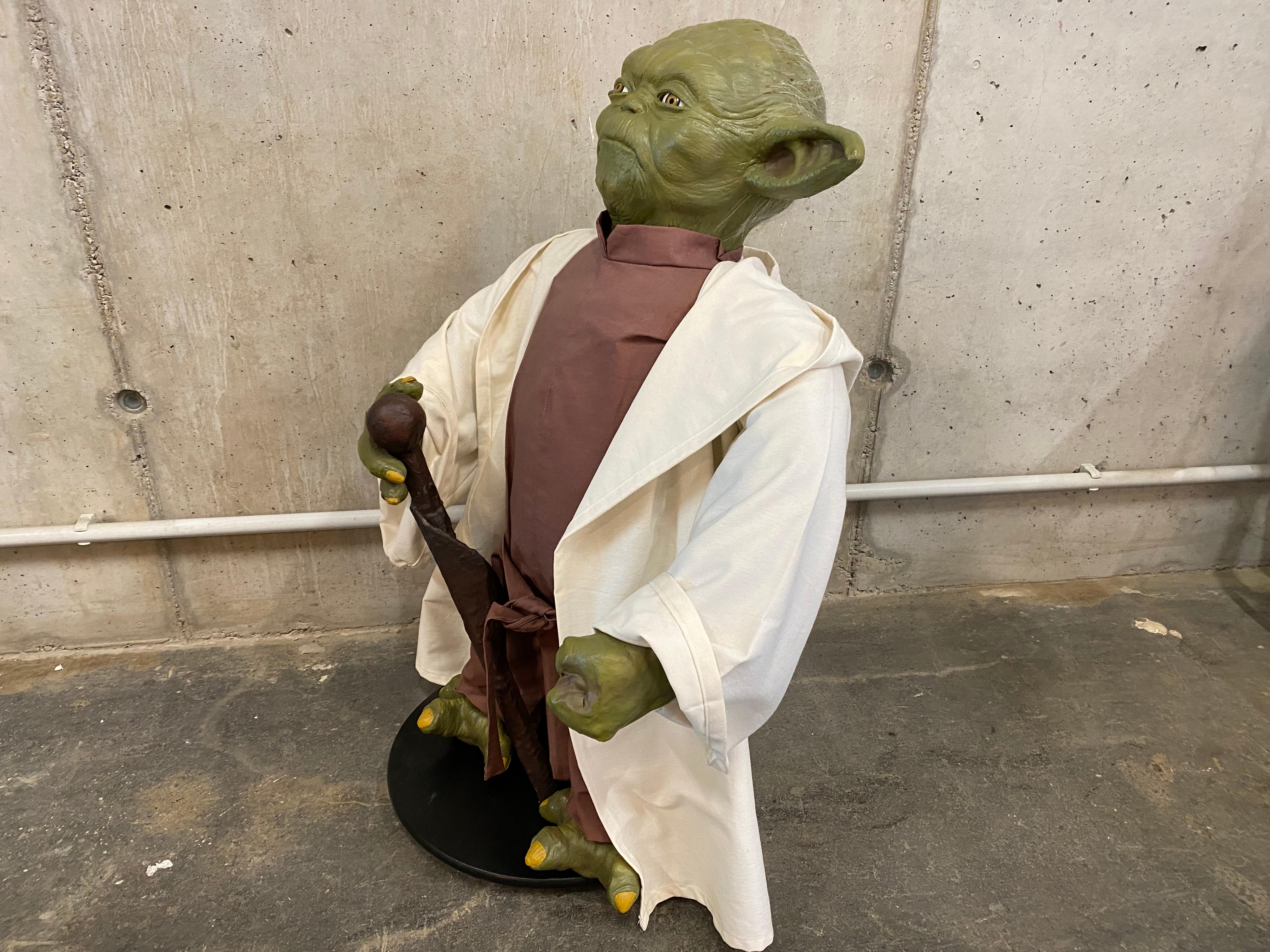 Lebensgroße Yoda-Figur, Auflage von 50 Stück, könnte Star Wars sein, Fotorequisite (Textil) im Angebot