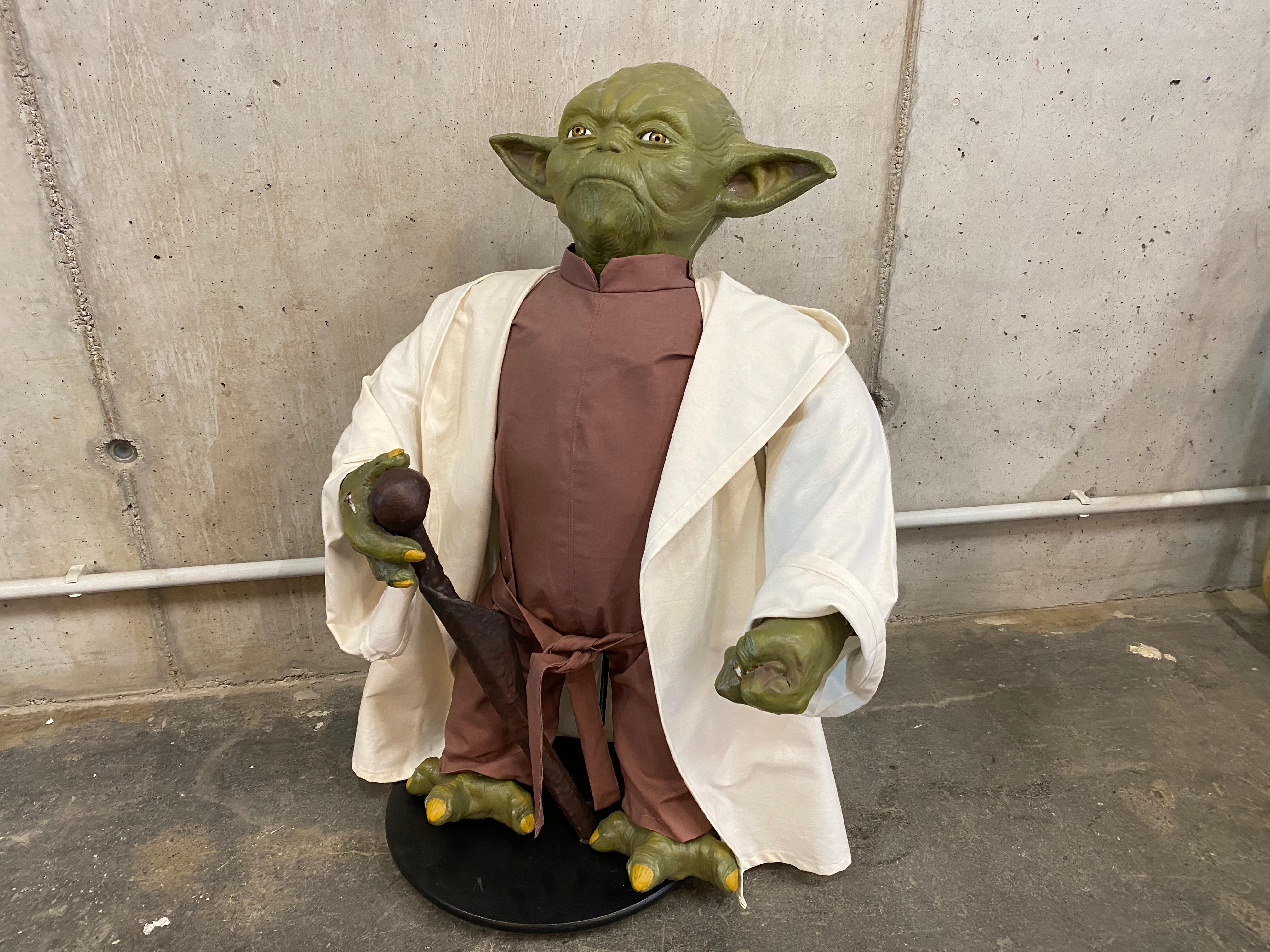 Lebensgroße Yoda-Figur, Auflage von 50 Stück, könnte Star Wars sein, Fotorequisite im Angebot 1