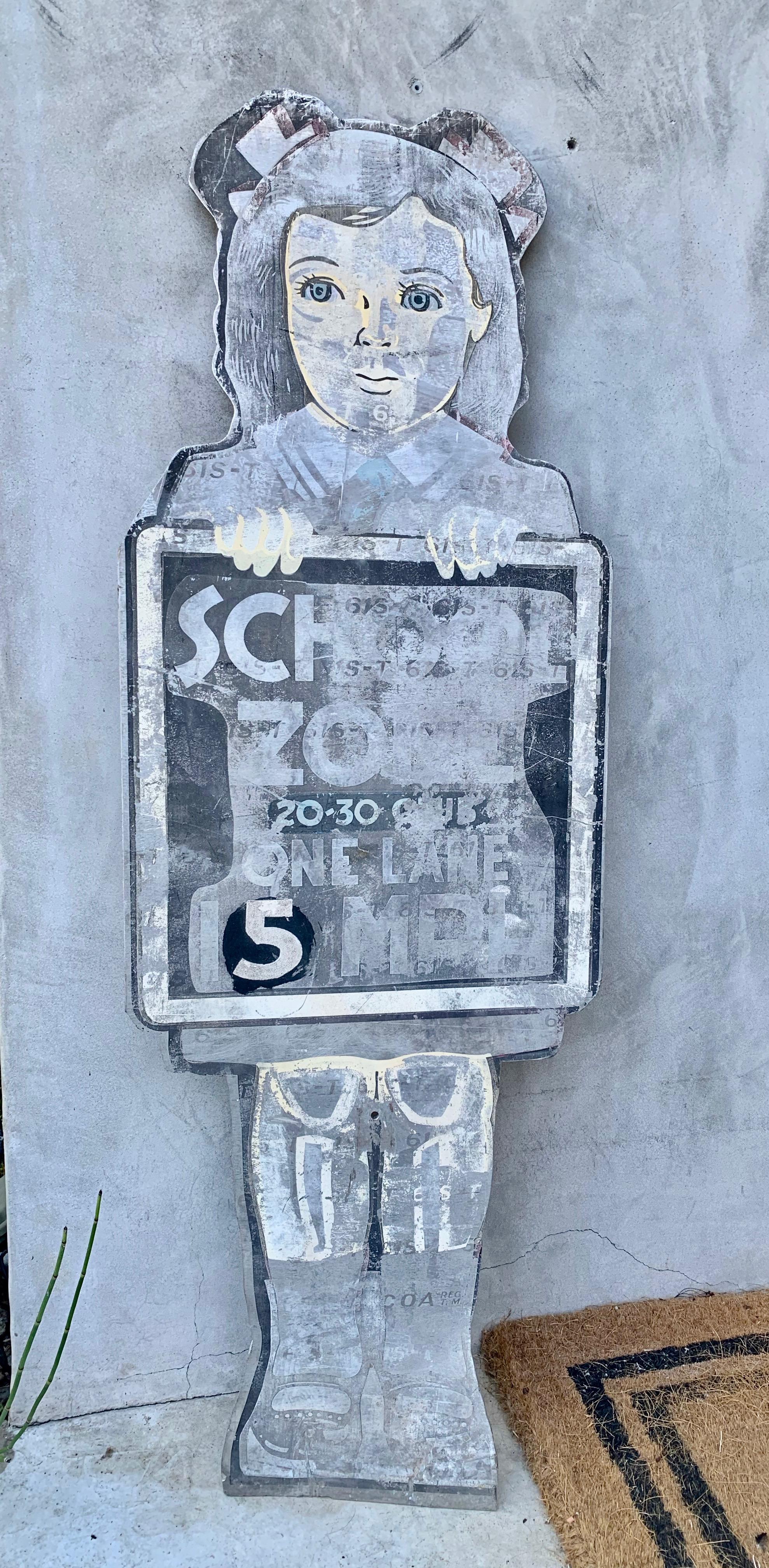 Wunderschönes Metallschild mit einem Schulmädchen, das auf die Geschwindigkeitsbegrenzung in der Schulzone hinweist. 48