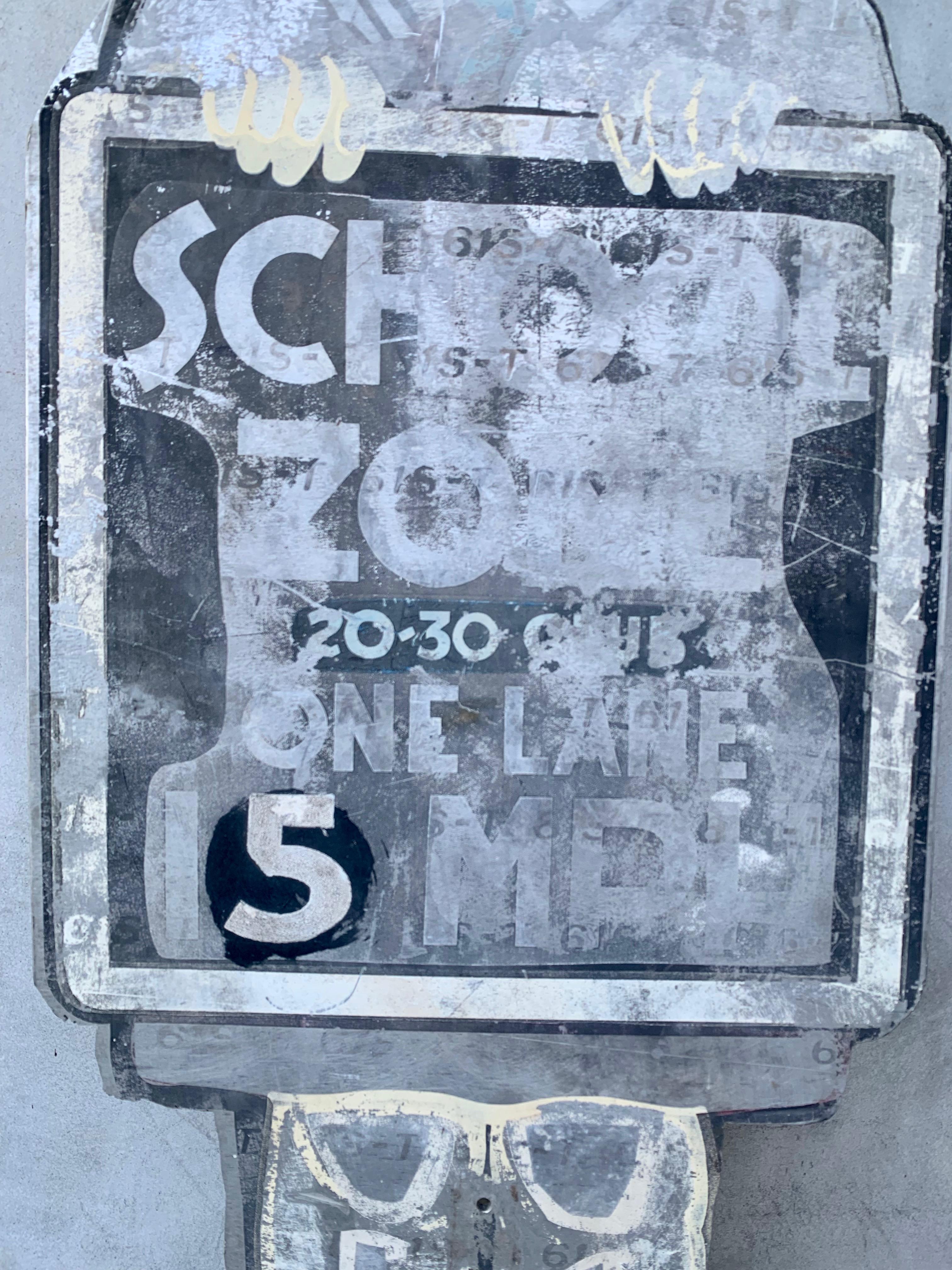 In der Größe eines Metallschilds für Schulmädchen in Speed Limit, 1950er Jahre (Mitte des 20. Jahrhunderts) im Angebot