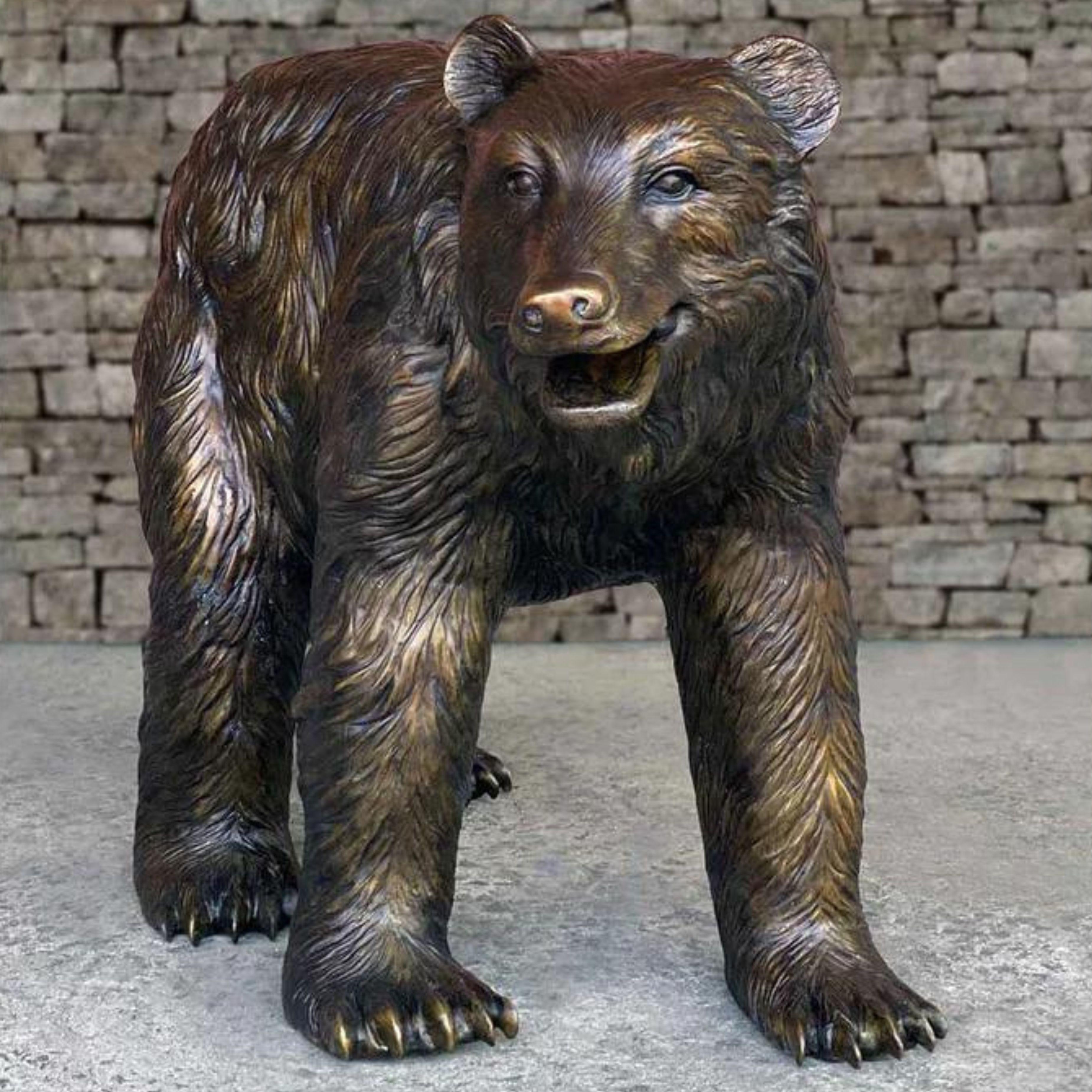 Cette magnifique statue d'ours sauvage en bronze à la cire perdue, qui fait partie de notre collection d'ours, est une représentation complexe et réaliste. Avec sa fourrure texturée couvrant tout le corps, son visage expressif et sa position