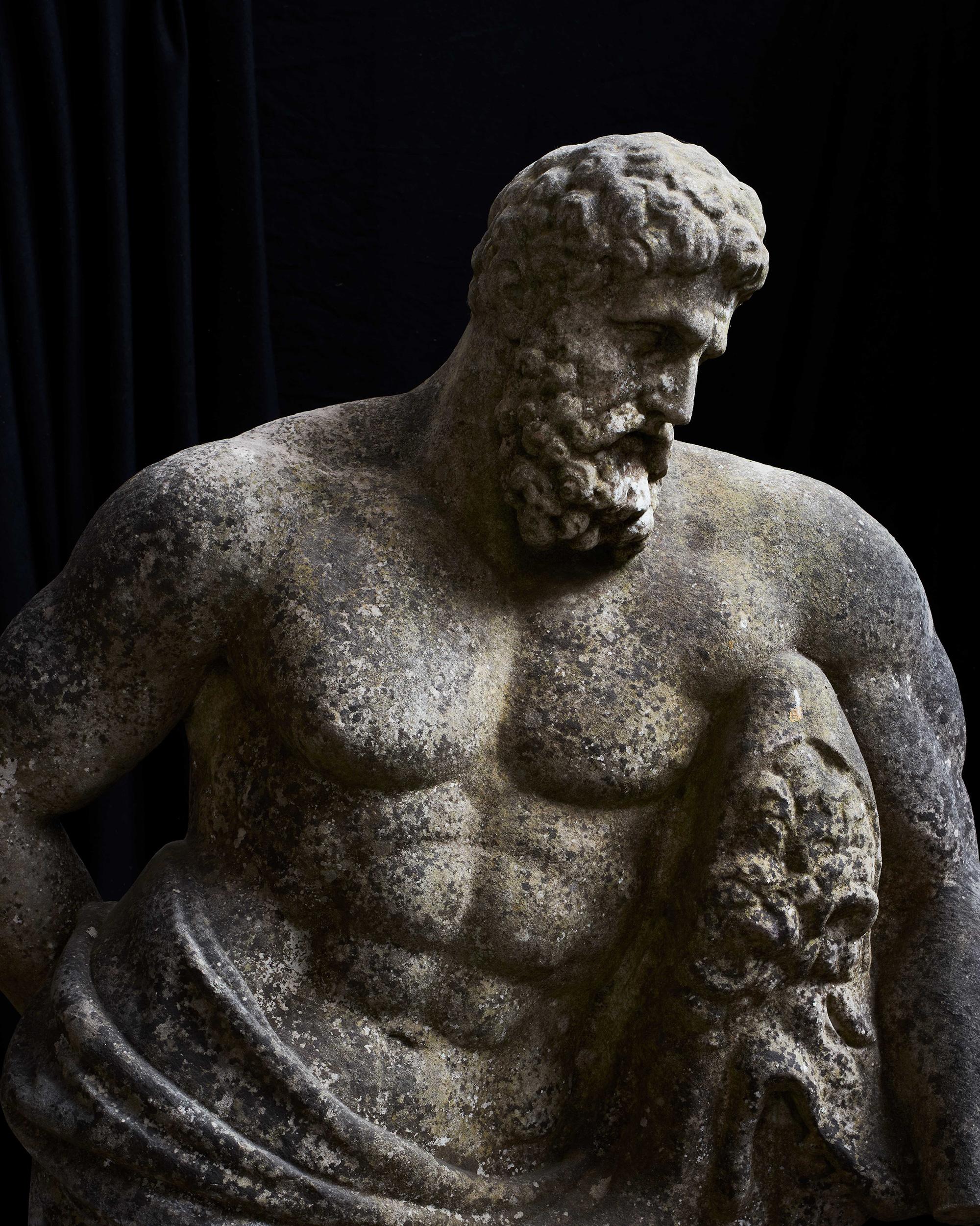 Figura di Ercole Farnese in marmo intagliato a grandezza naturale del XIX secolo, secondo l'antico

Scolpito nel marmo, la riconoscibile posizione di contrapposto di Farnese, che tiene le mele delle Esperidi rubate nella mano destra dietro la