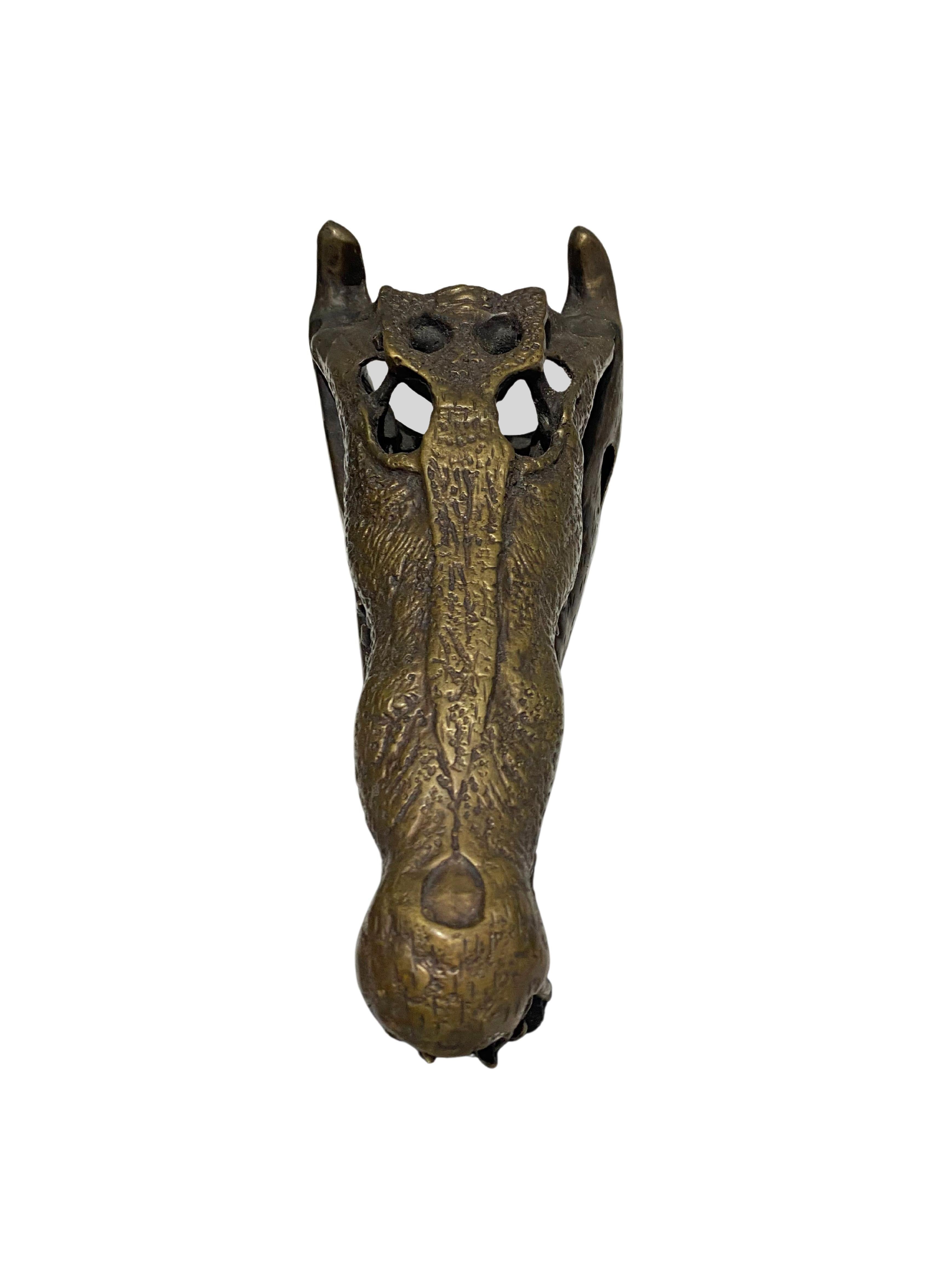 Moderno Scultura di teschio di coccodrillo in bronzo fuso a grandezza naturale in vendita