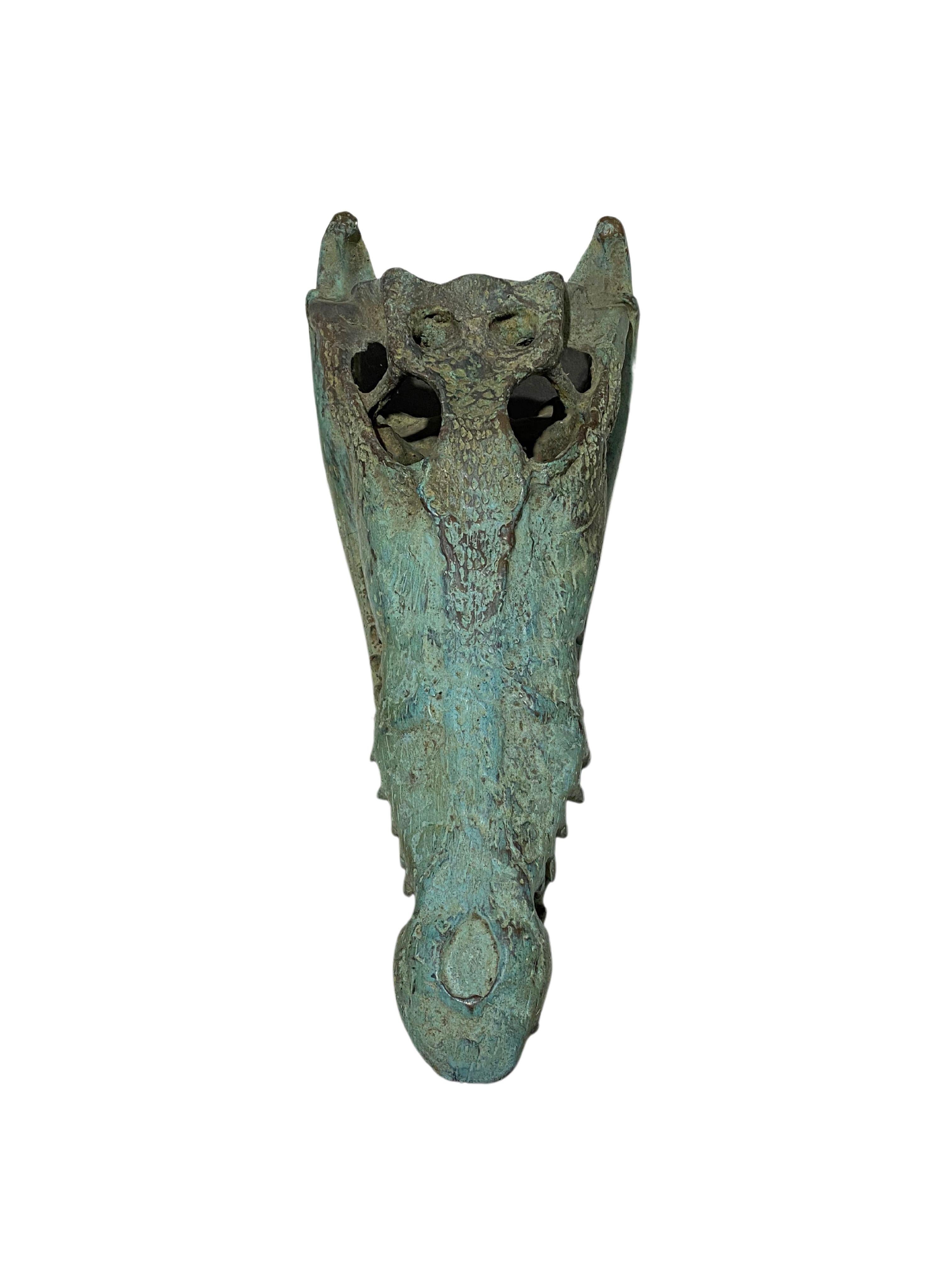 Indonesiano Scultura di teschio di coccodrillo in bronzo fuso a grandezza naturale, finitura patinata in vendita