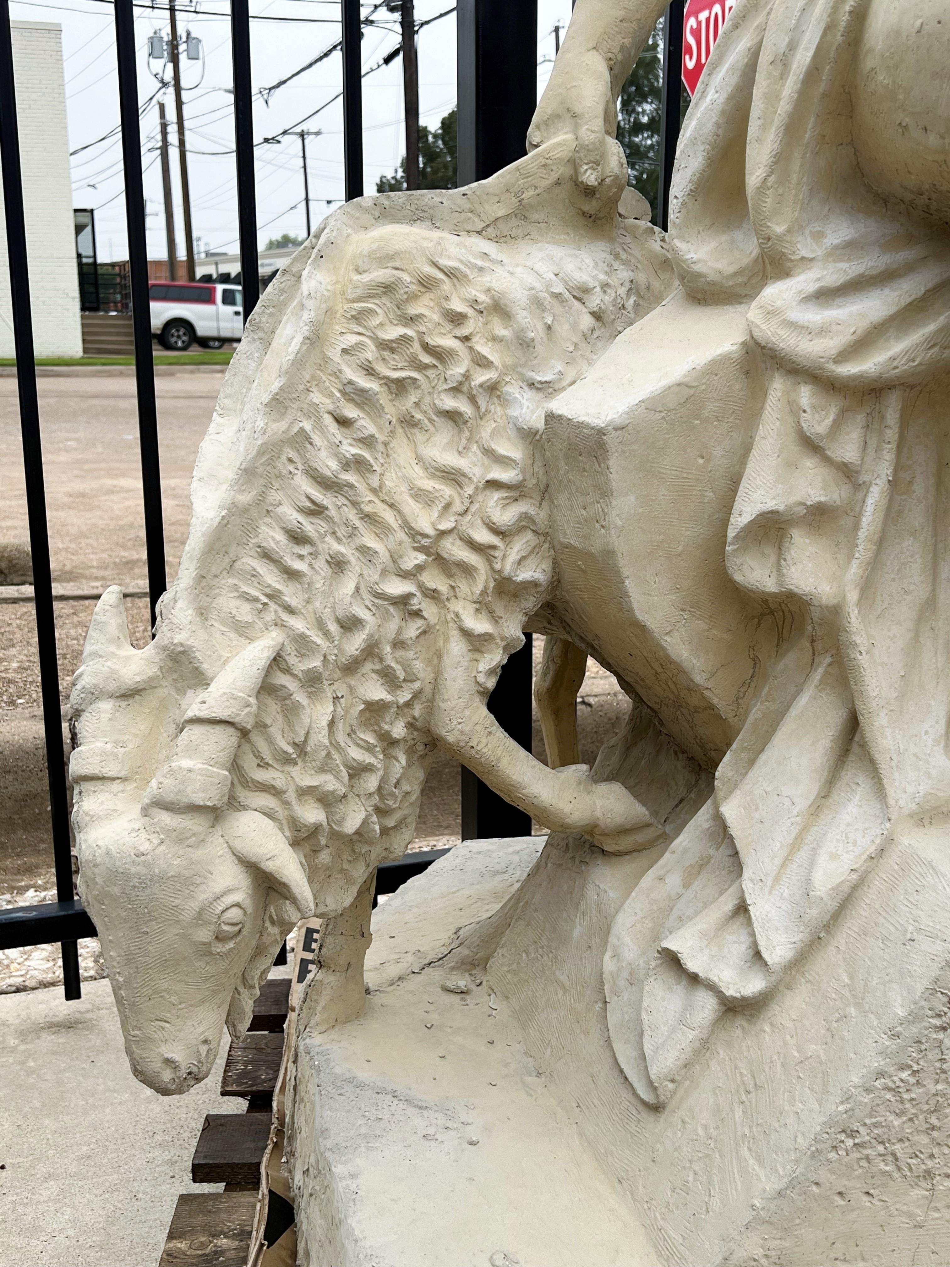 D'après le groupe original en marbre intitulé Amalthée et la chèvre de Jupiter de Pierre Julien, commandé par le roi Louis XVI en 1787, cette statue de jardin grandeur nature a été coulée en pierre en France. Comme c'est le cas pour la plupart des