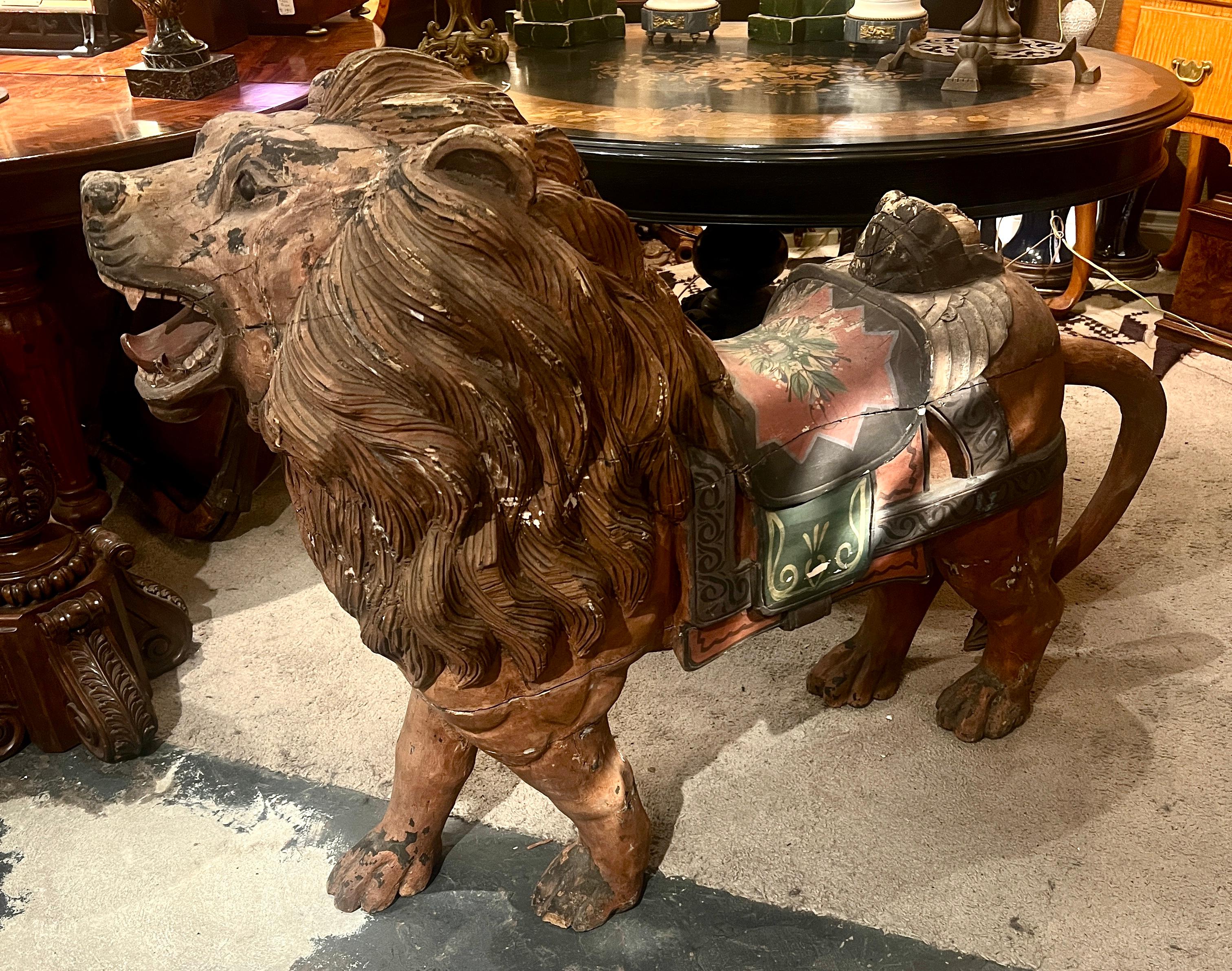 León de carrusel de principios del siglo XX tallado a mano a tamaño natural Arte popular en venta
