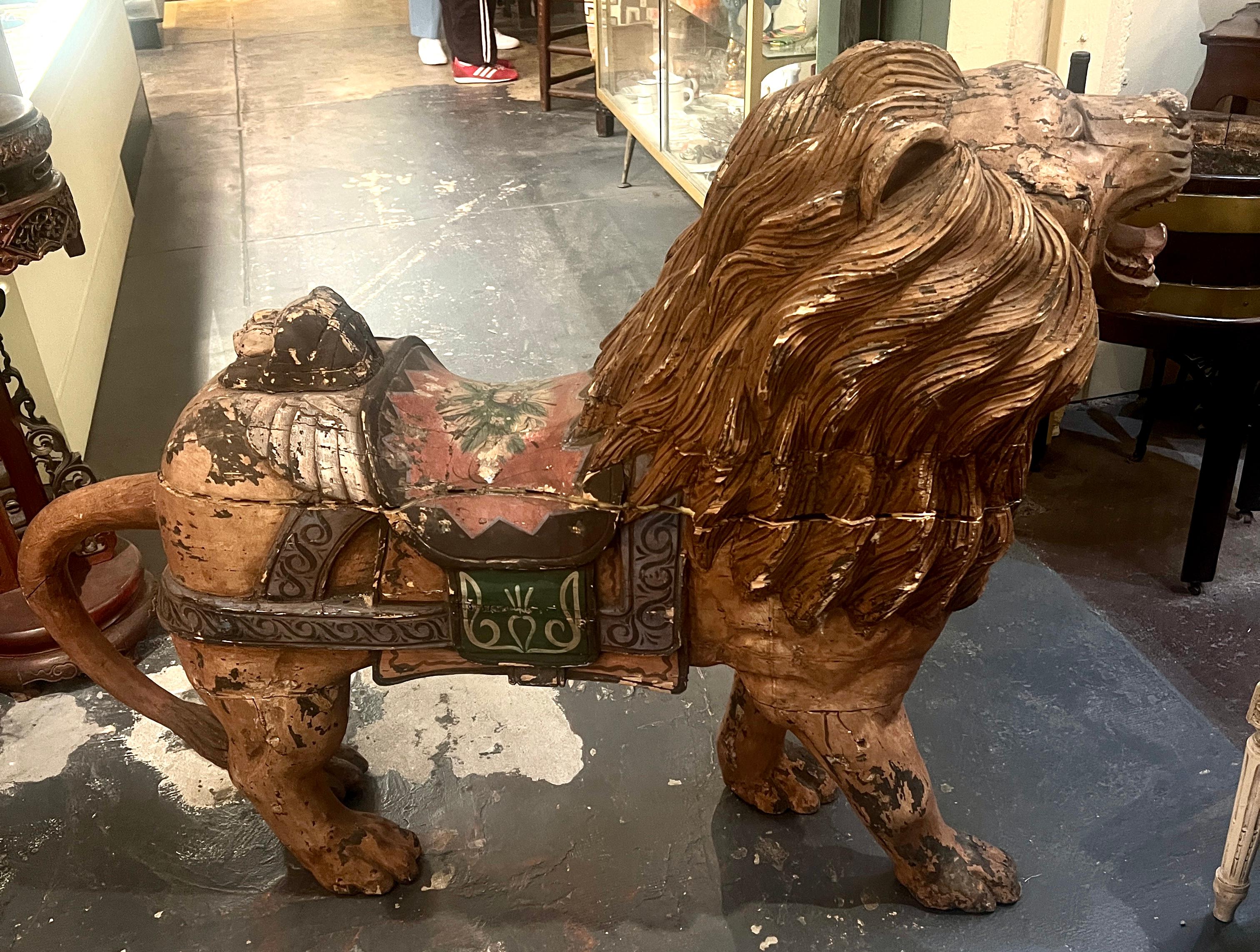 León de carrusel de principios del siglo XX tallado a mano a tamaño natural Europeo en venta